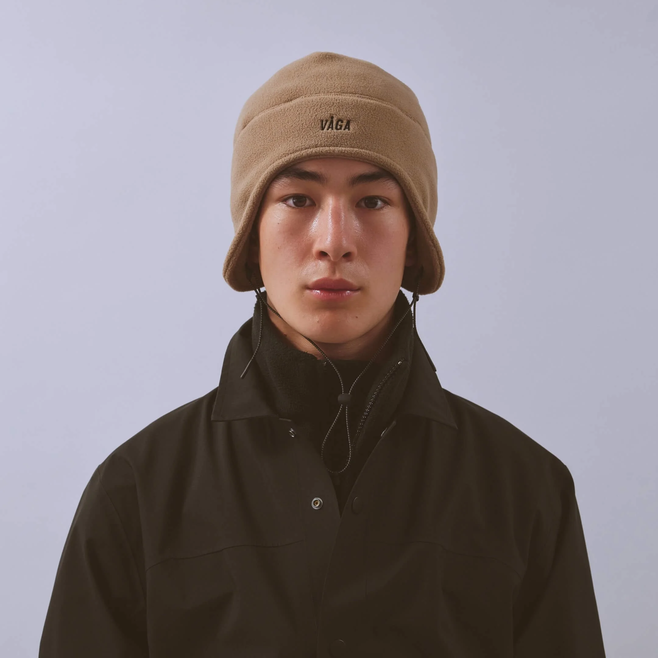vaga-fleece-summit-beanie-running-hat-taupe-model-front.jpg