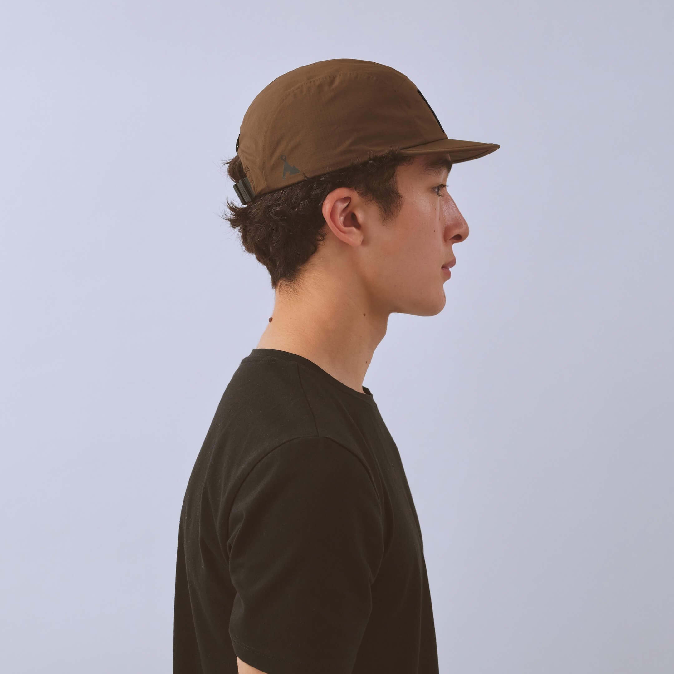 vaga-waterproof-fell-cap-running-cap-brown-model-profile.jpg