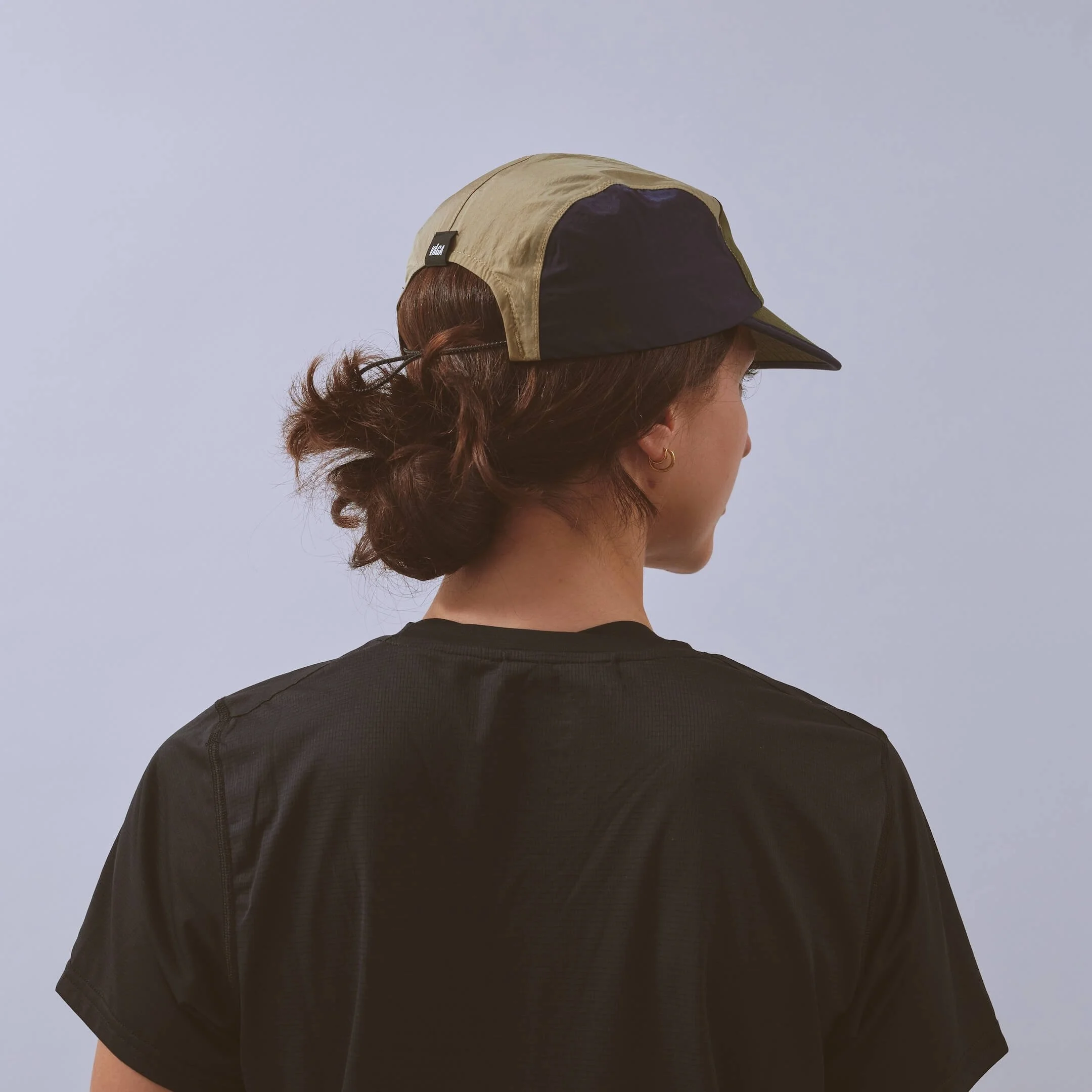 vaga-pacer-running-cap-navyblue-utilitygreen-taupe-model-back-angle.jpg