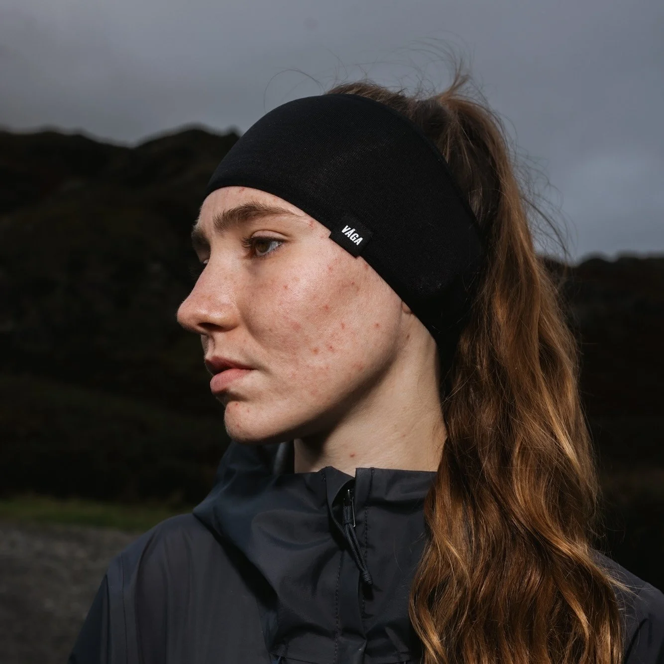 Female runner wearing the VÅGA Summit Performance Headband.