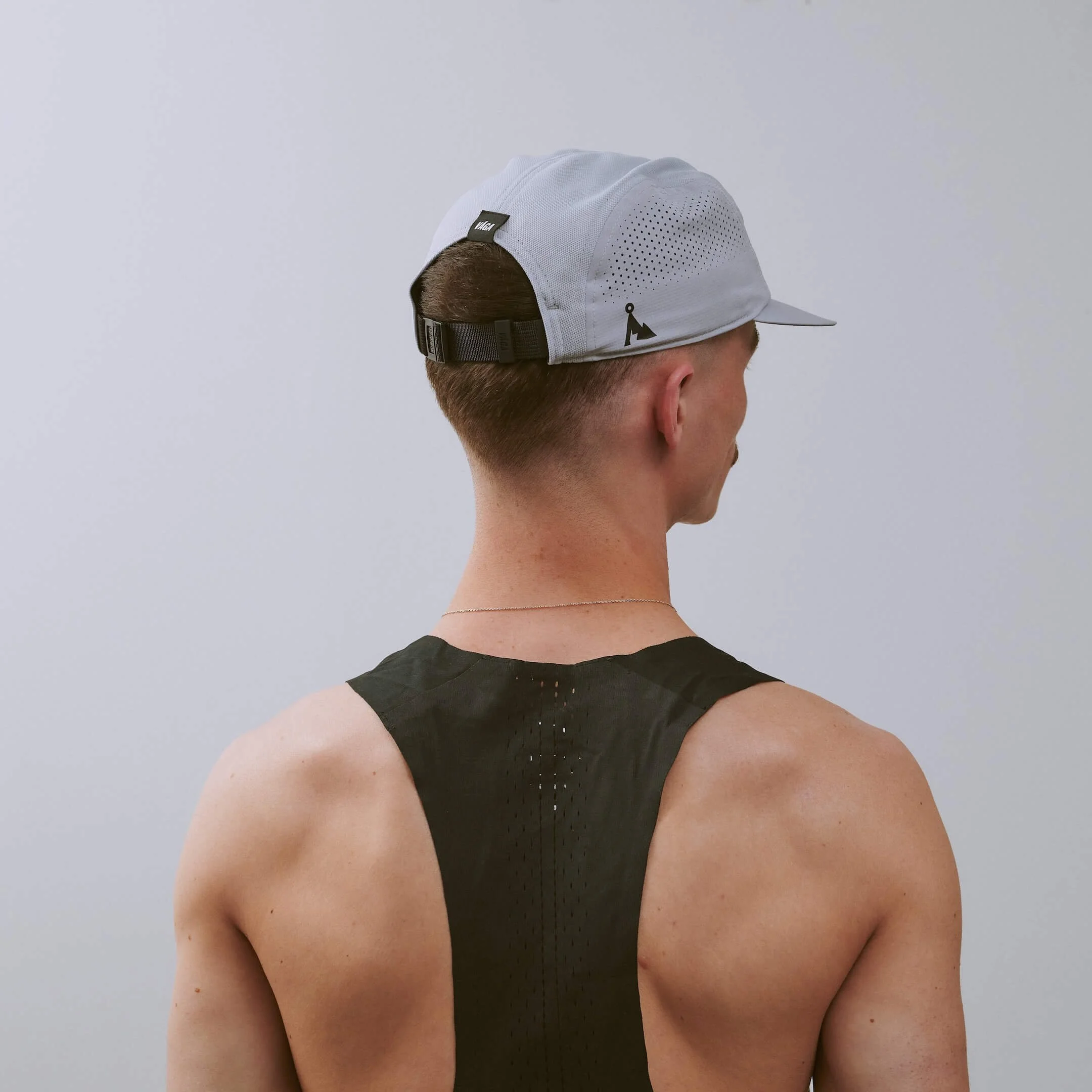 vaga-feather-racing-cap-aluminiumgrey-r-model-angle.jpg