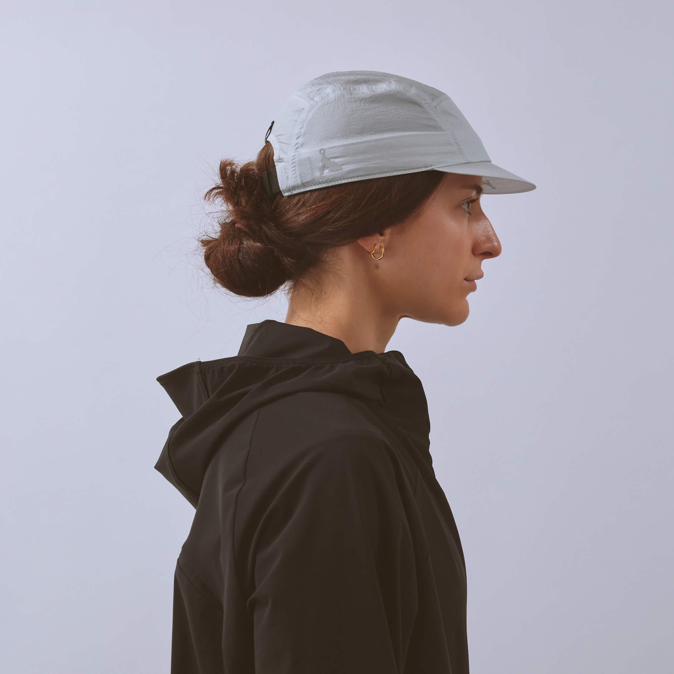 vaga-wind-resistant-cap-running-cap-lightgrey-model-profile.jpg