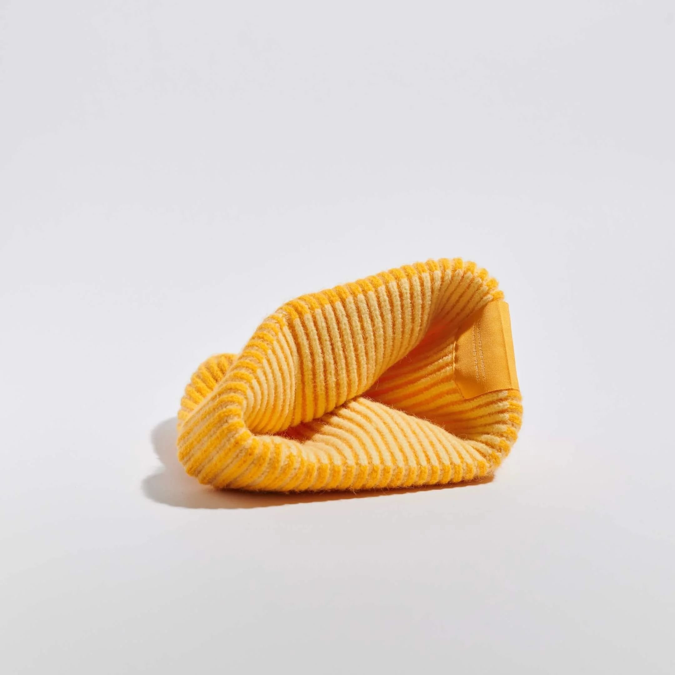 vaga-midweight-running-beanie-pale-lemon-yellow-inside.jpg