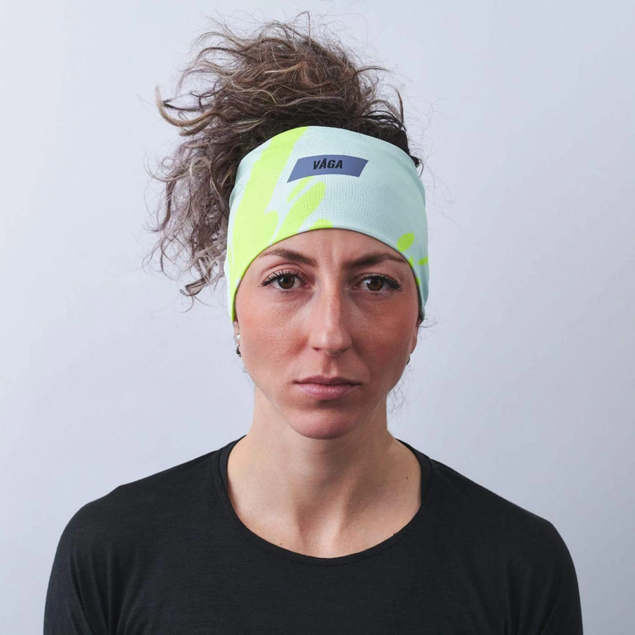 vaga-lightweight-mesh-running-headband-mint-yellow-model-front.jpg