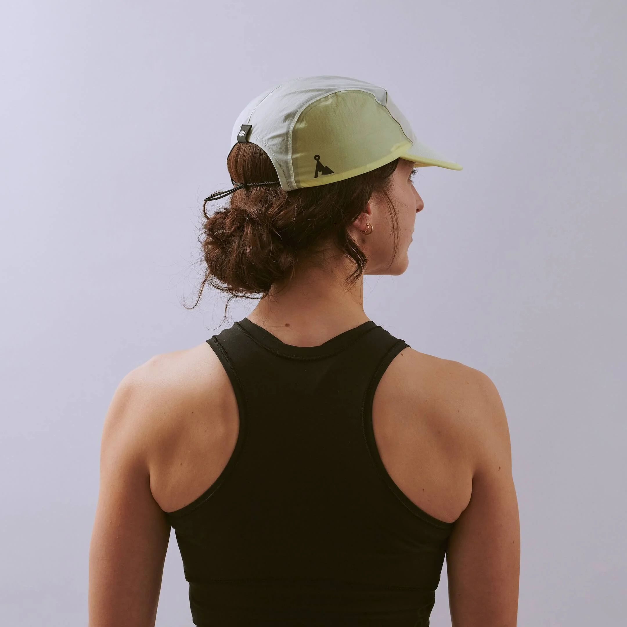 vaga-pacer-cap-running-cap-palelemon-mist-l-model-angle.jpg