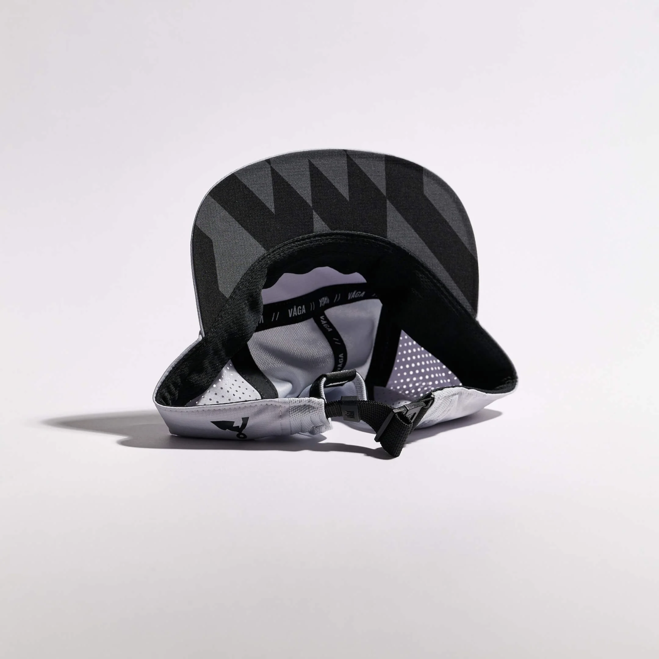 vaga-feather-racing-cap-aluminiumgrey-underside.jpg