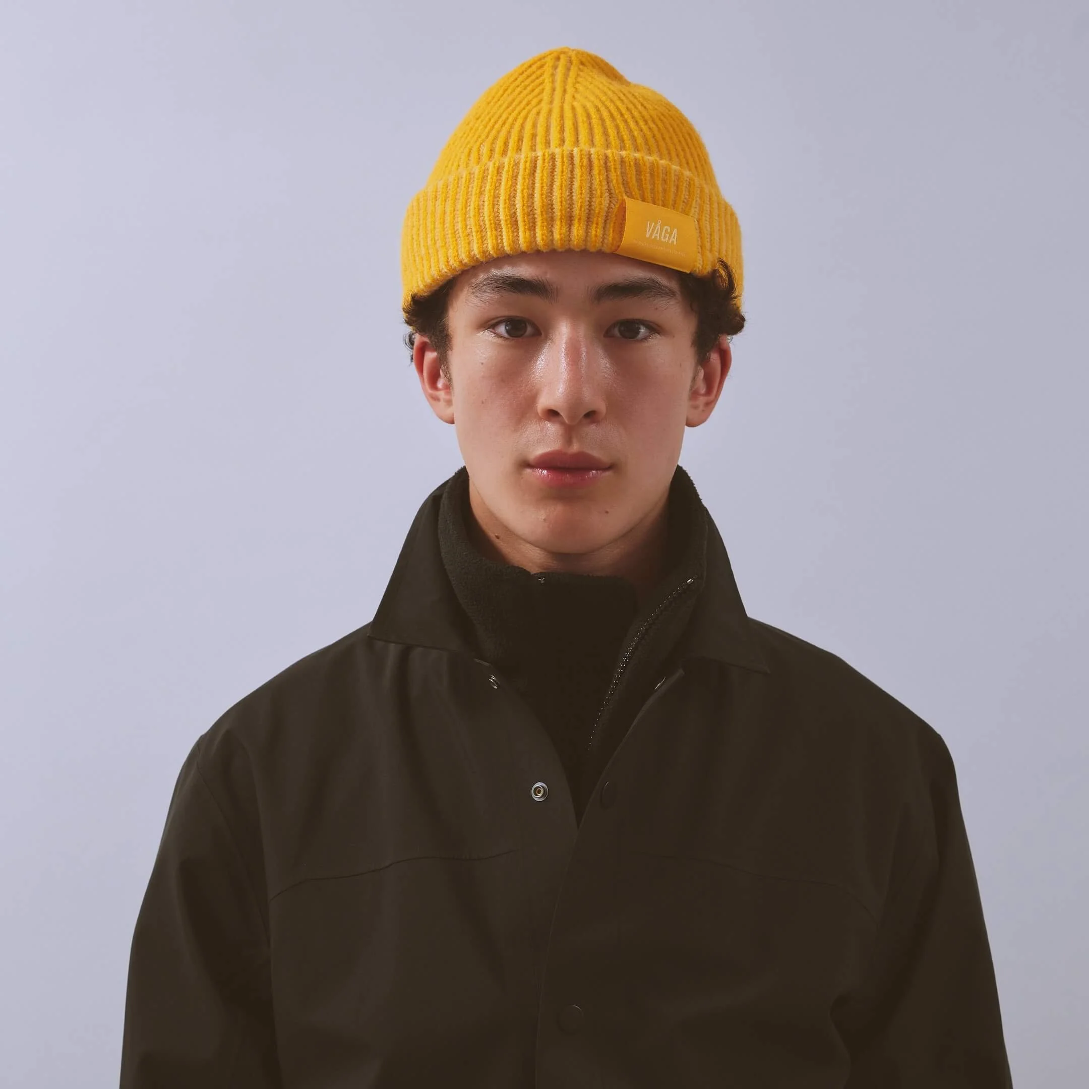 vaga-midweight-running-beanie-pale-lemon-yellow-model-front.jpg