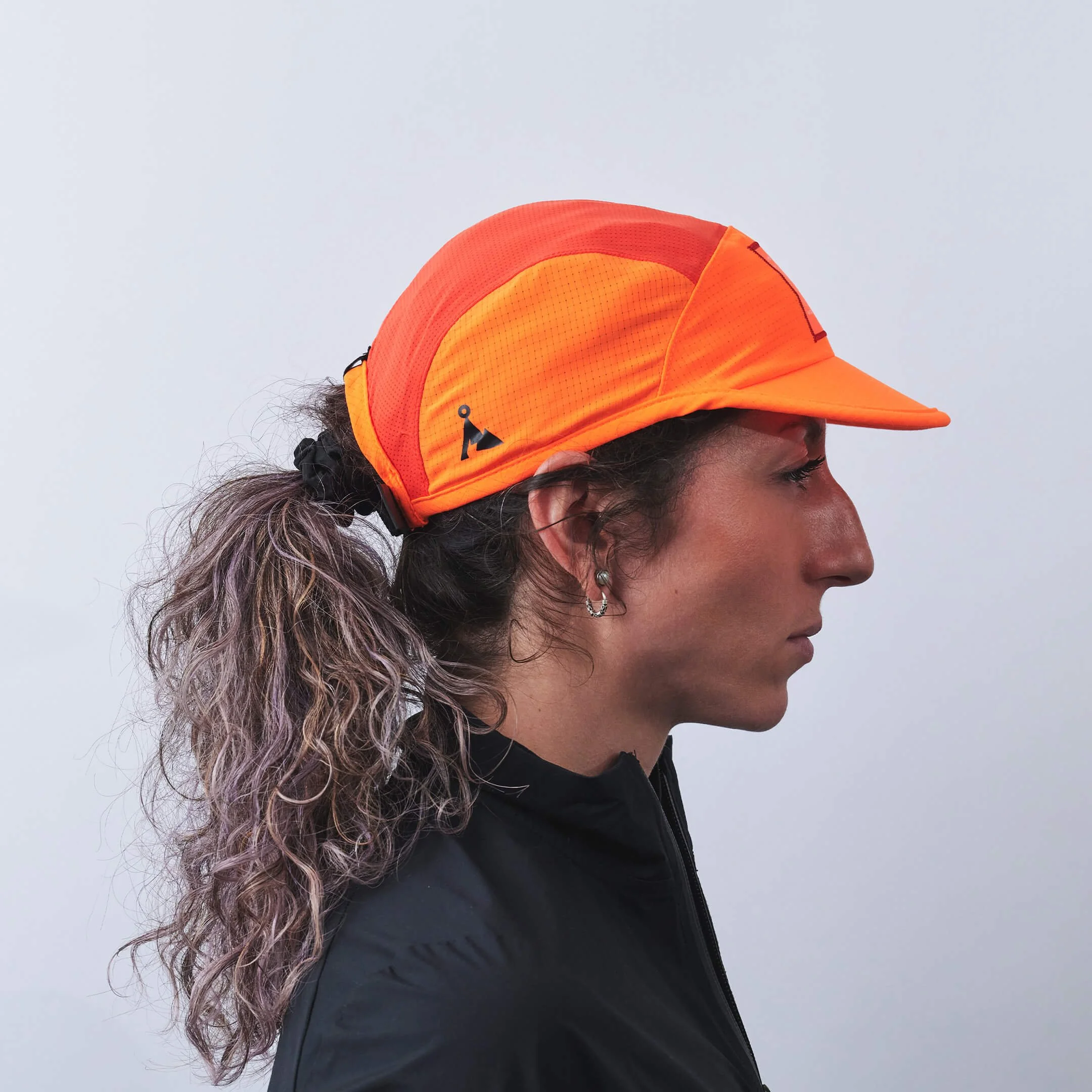 vaga-transit-lite-cap-unstructured-running-cap-neonorange-coral-model-profile.jpg
