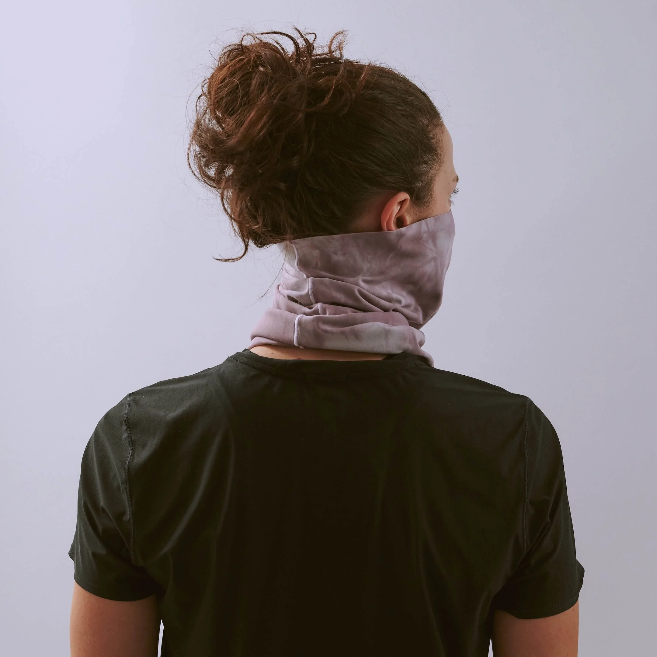 vaga-tie-dye-running-neck-gaiter-purple-pink-offwhite-l-model-angle.jpg