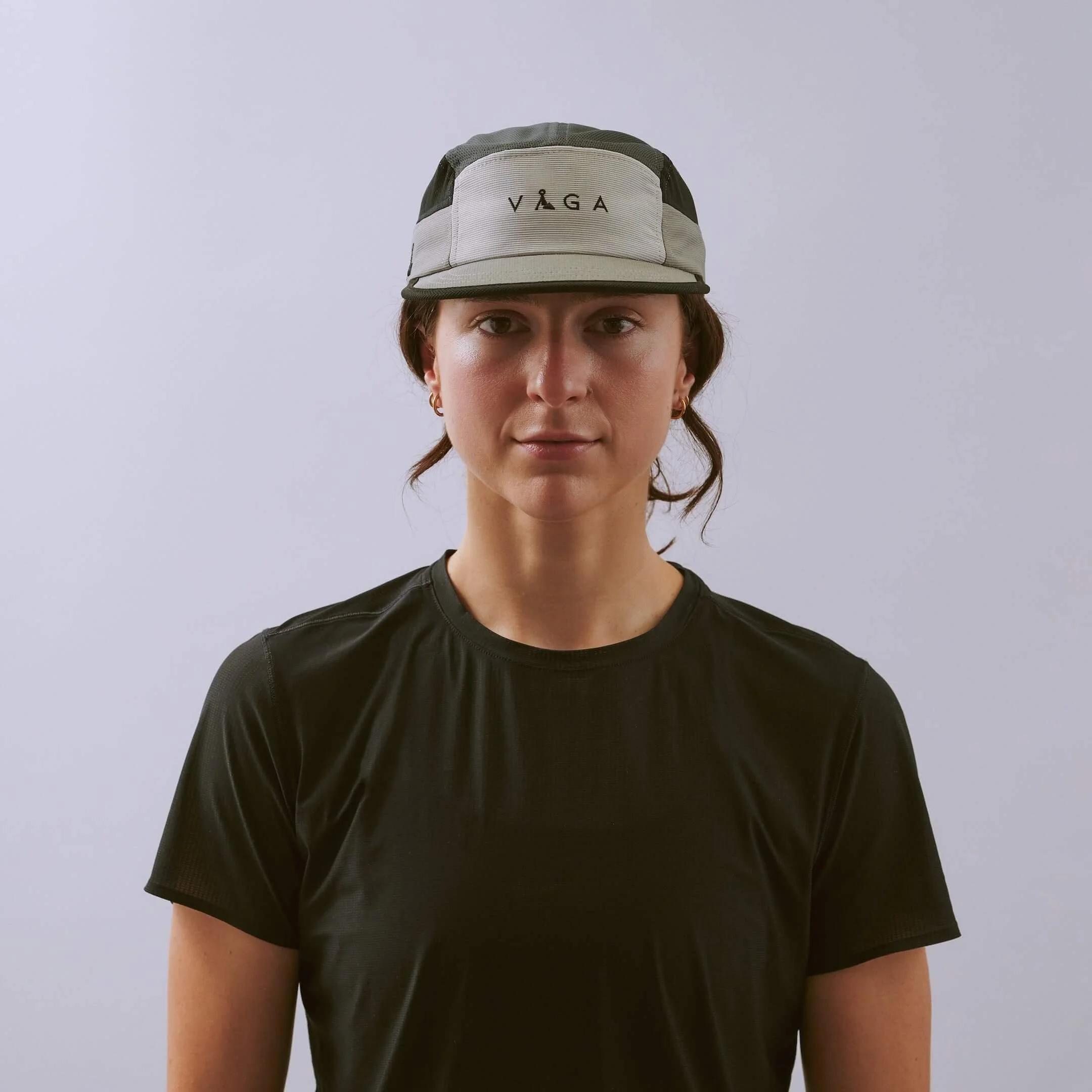 vaga-club-cap-running-cap-LightGrey-MidGrey-Black-l-model-front.jpg