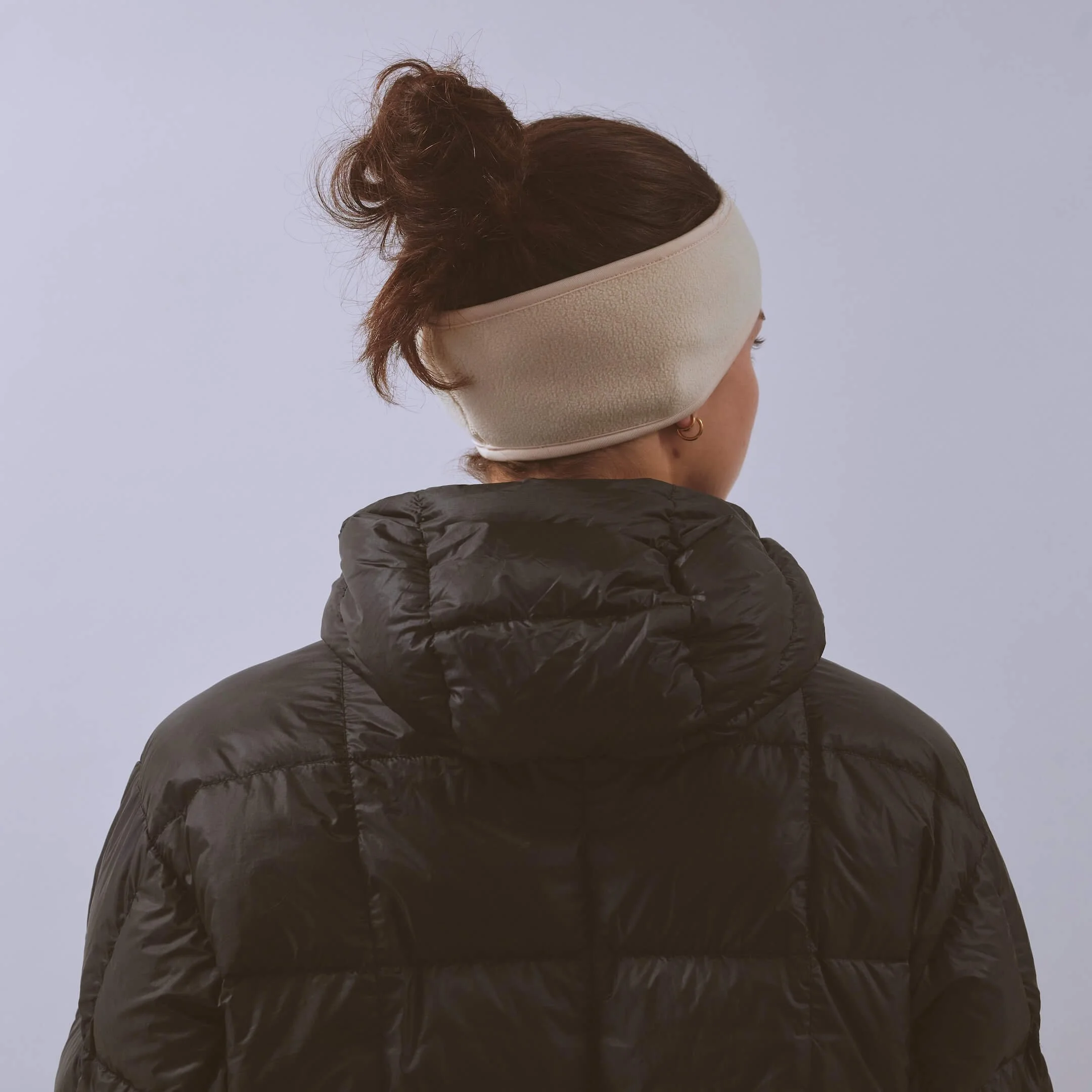 vaga-fleece-running-headband-ecru-model-back-angle.jpg