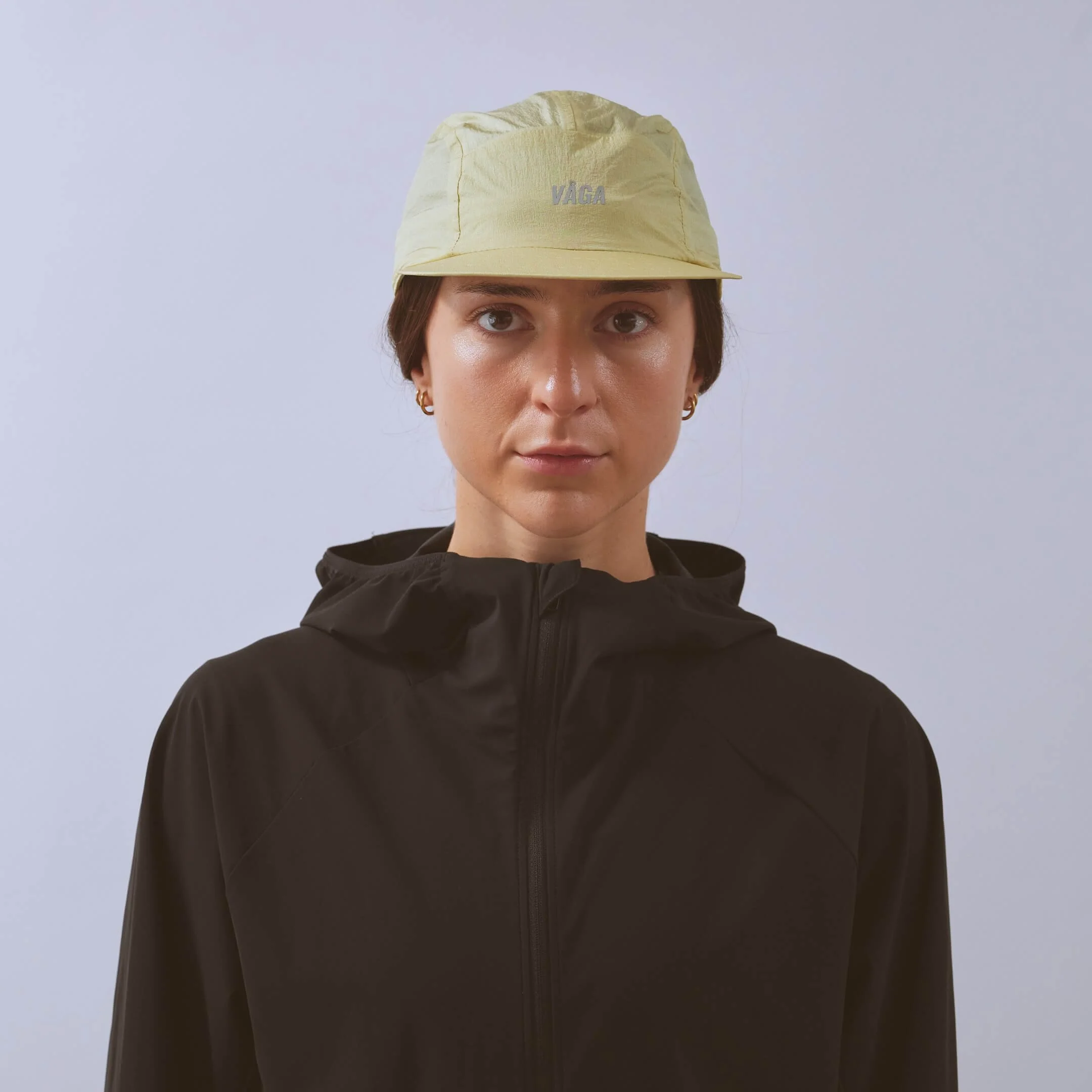 vaga-wind-resistant-cap-running-cap-sagegreen-model-front.jpg