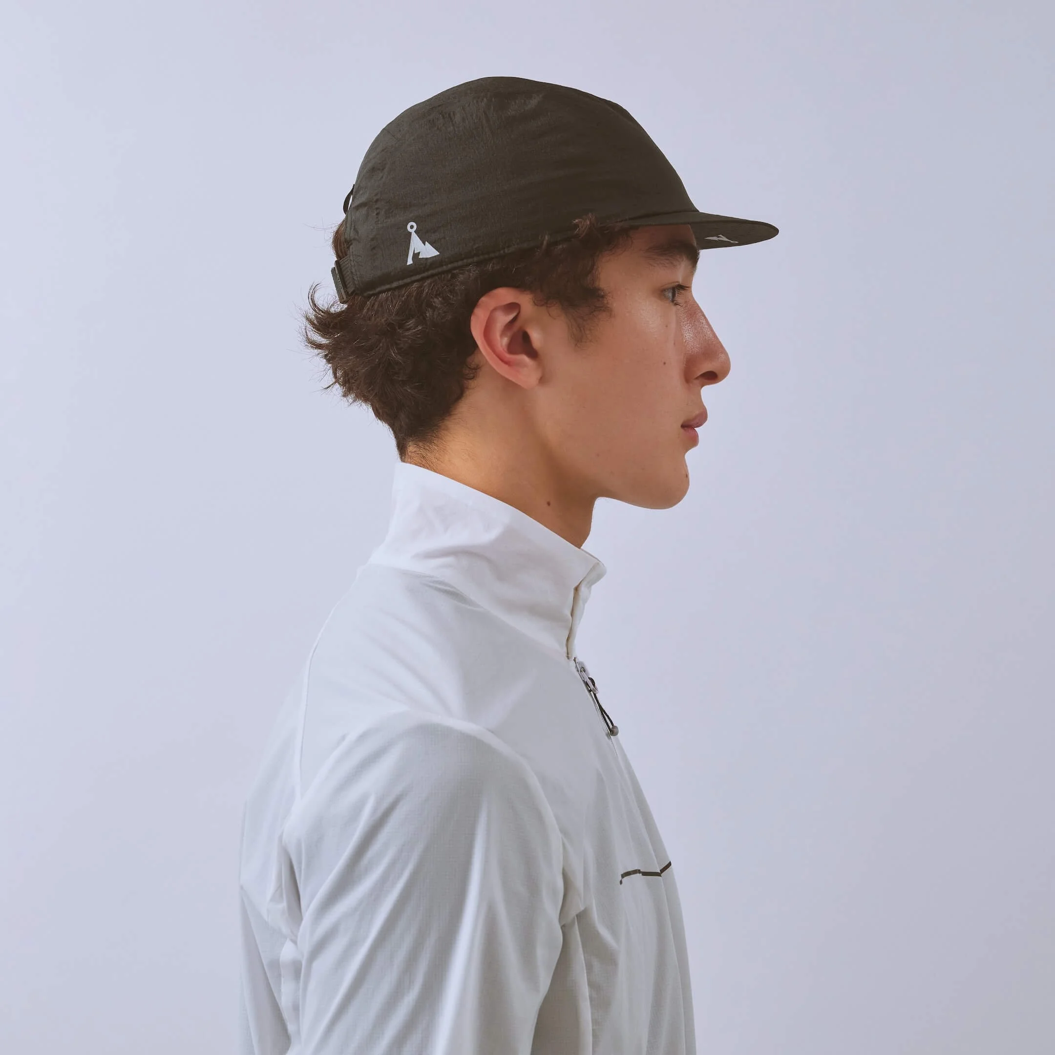 vaga-wind-resistant-cap-running-cap-stormblack-model-profile.jpg