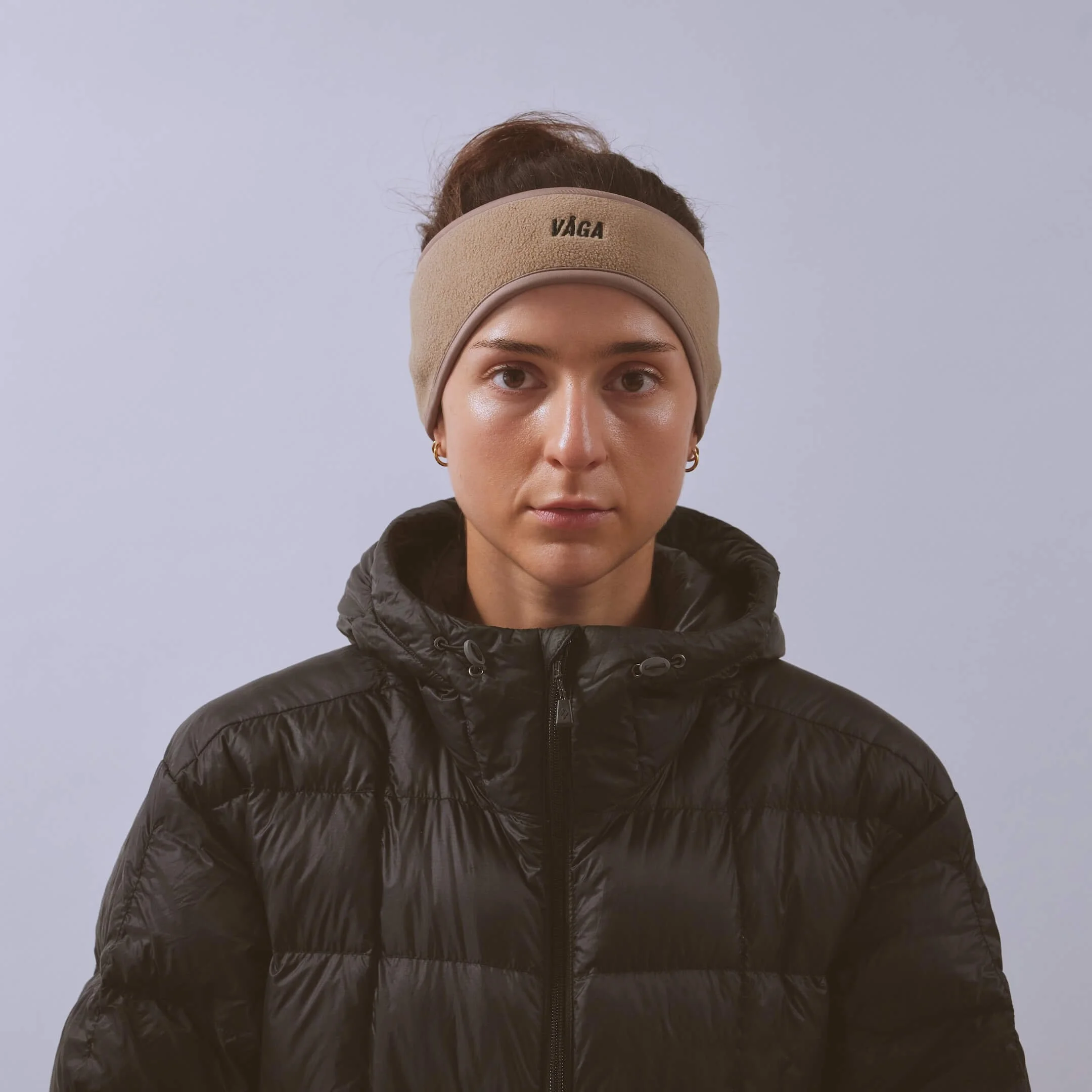 vaga-fleece-running-headband-taupe-model-front.jpg