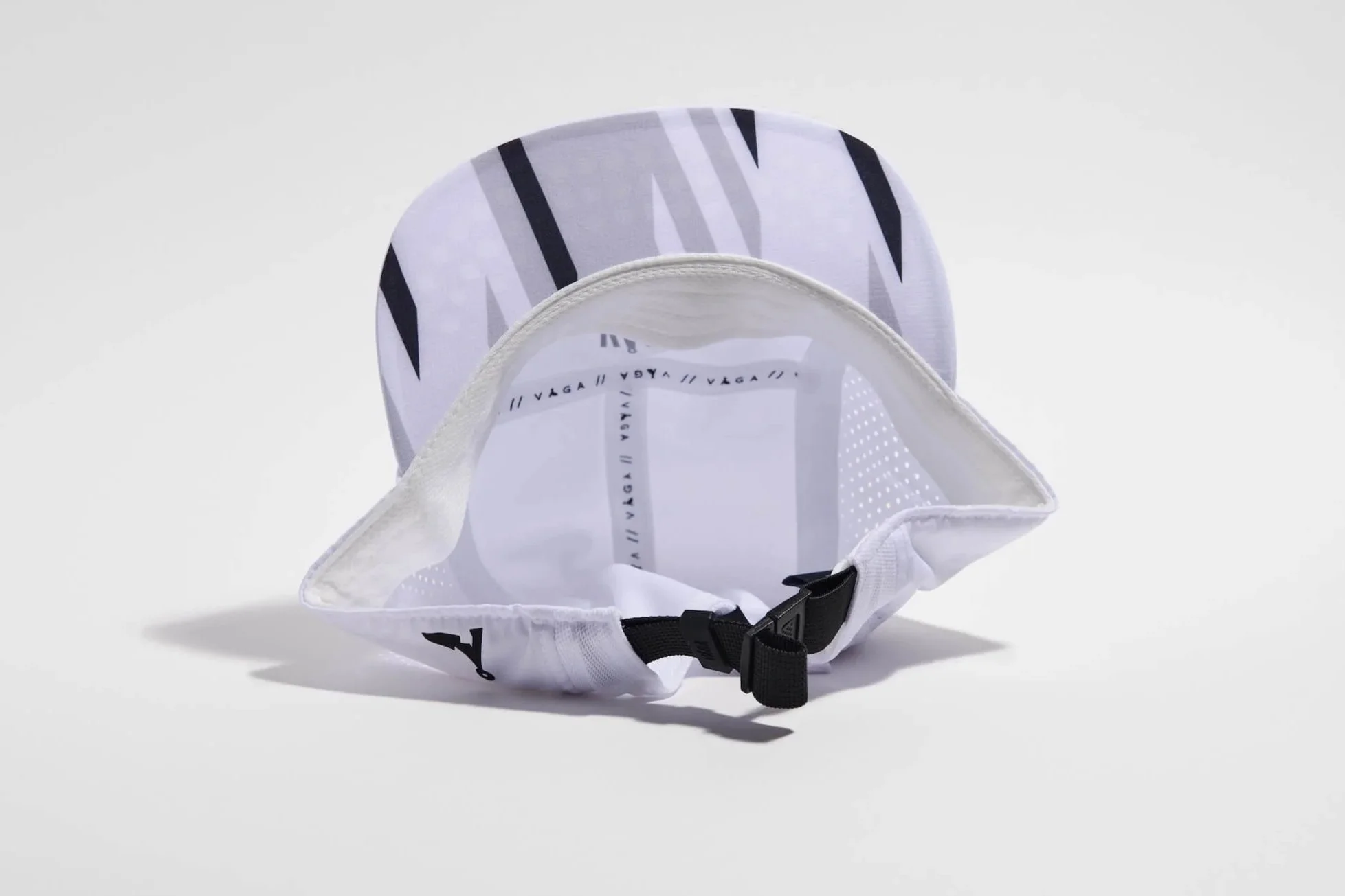 vaga-feather-racing-cap-running-cap-white-mist-grey-black-underneath.jpg