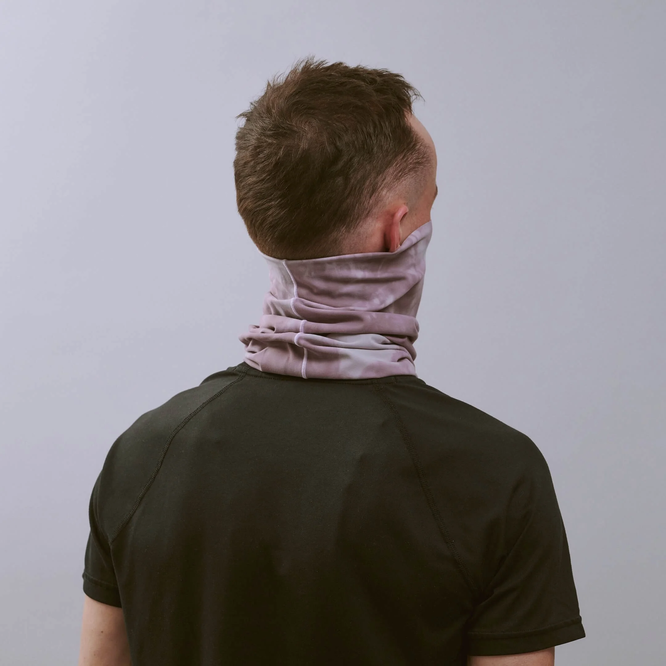 vaga-tie-dye-running-neck-gaiter-purple-pink-offwhite-r-model-angle.jpg