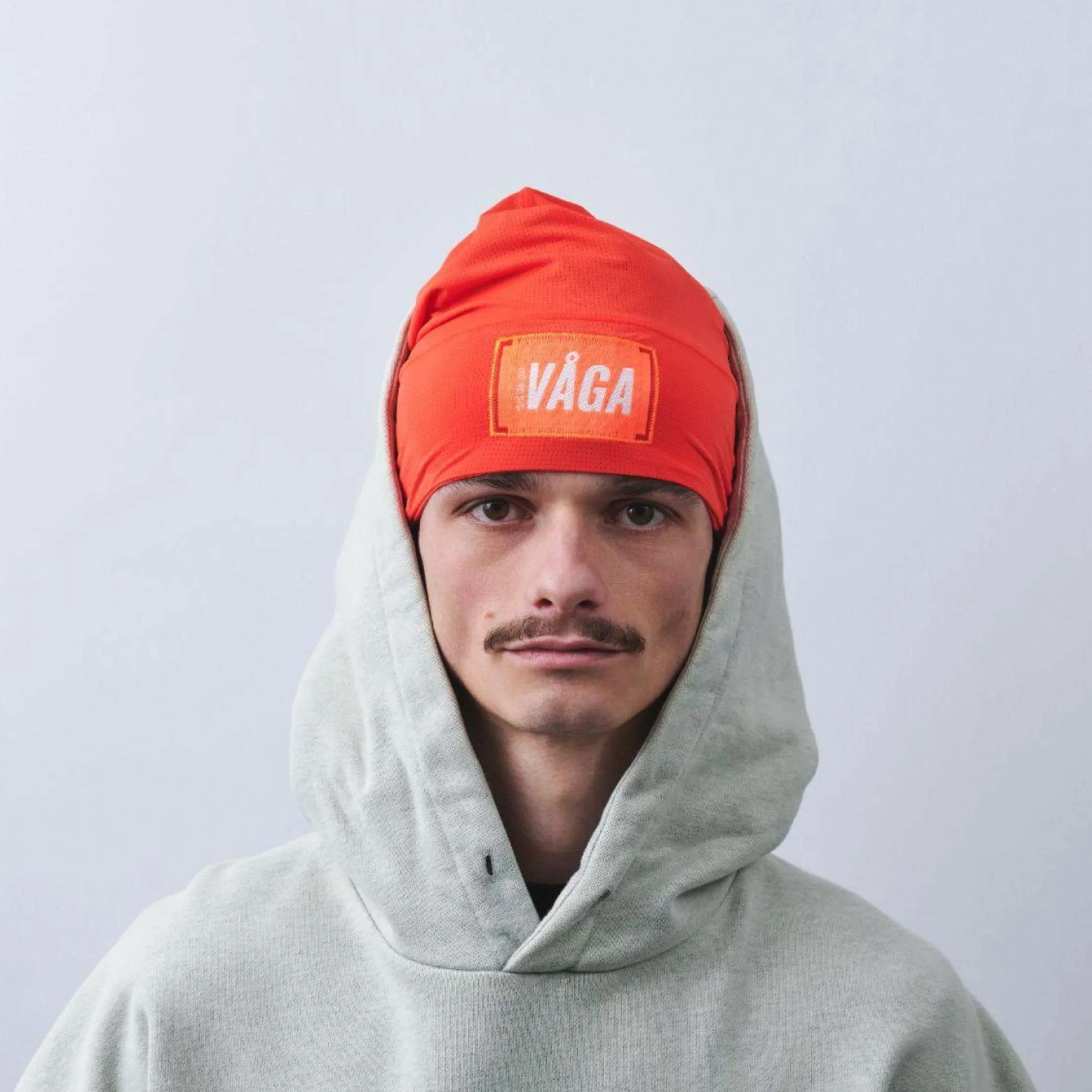 vaga-lightweight-mesh-skull-cap-running-beanie-neonpeach-model-front.jpg