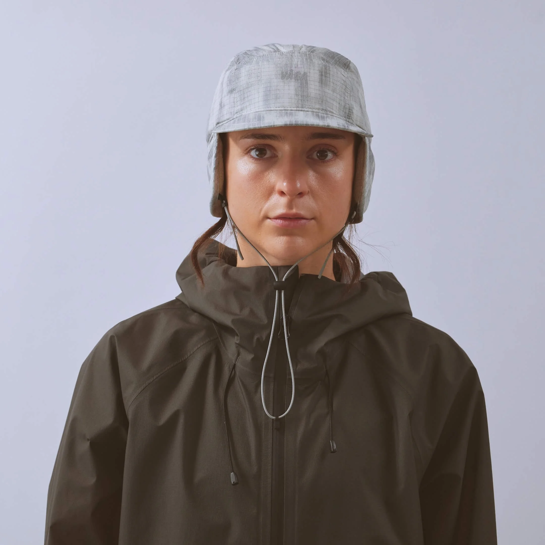 vaga-padded-hiker-cap-lightgrey-silverreflective-model-front.jpg