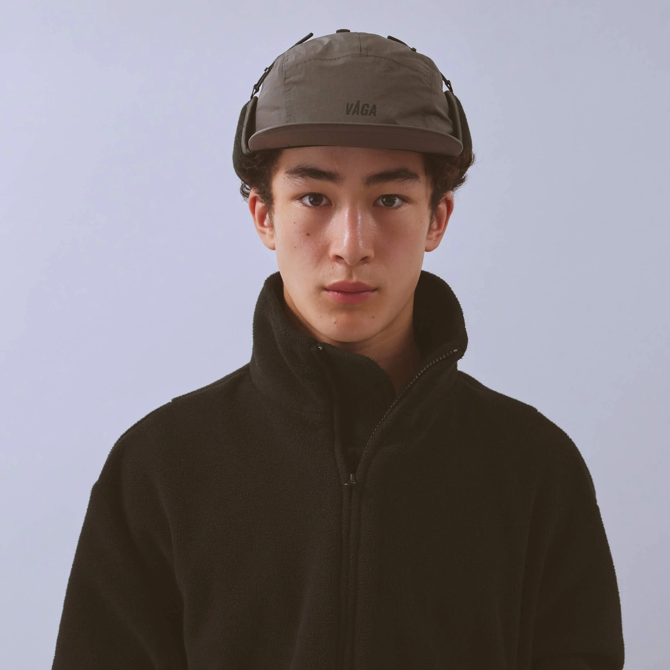 vaga-padded-hiker-cap-midgrey-model-front-up.jpg
