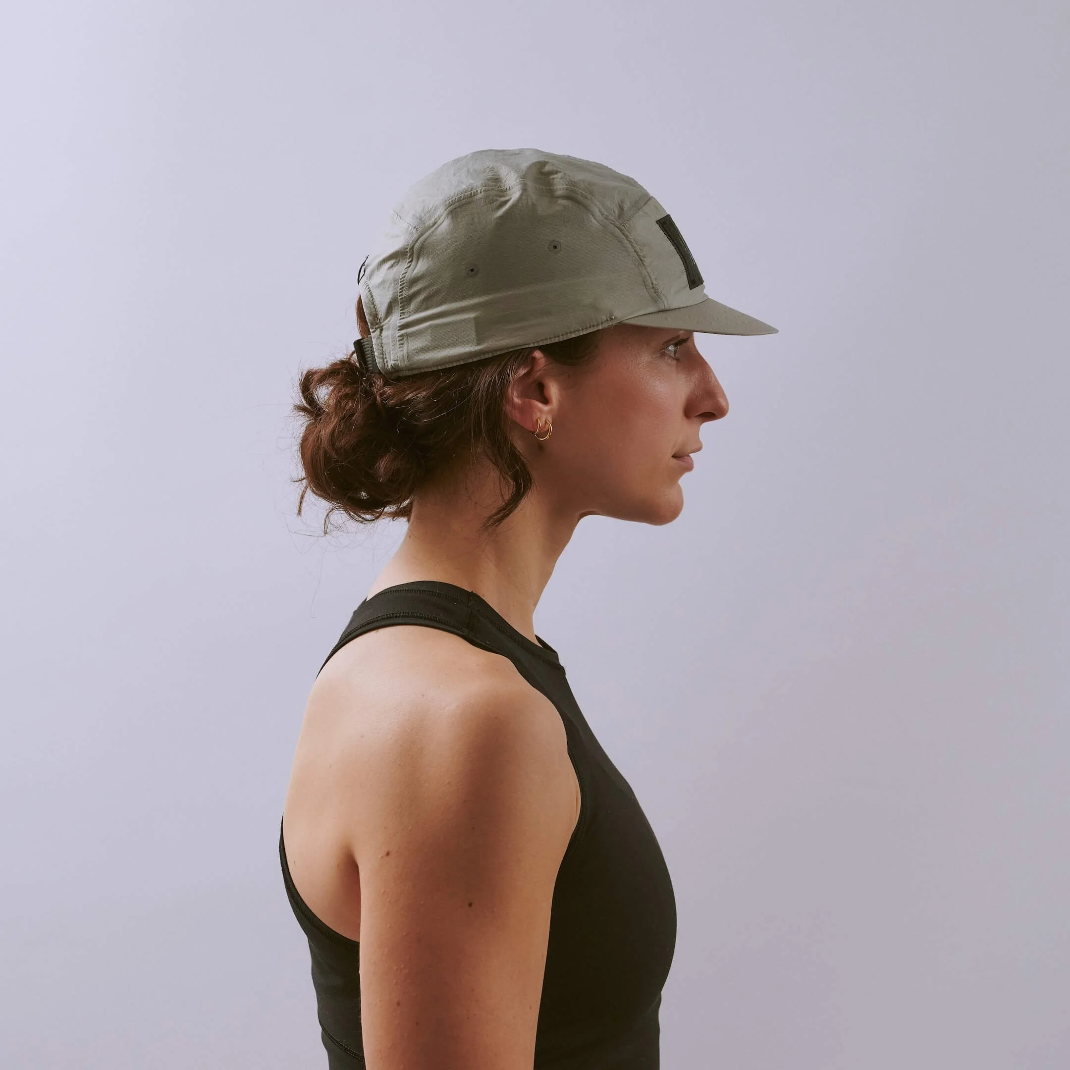 vaga-feather-edge-cap-racing-cap-aluminiumgrey-l-model-profile.jpg