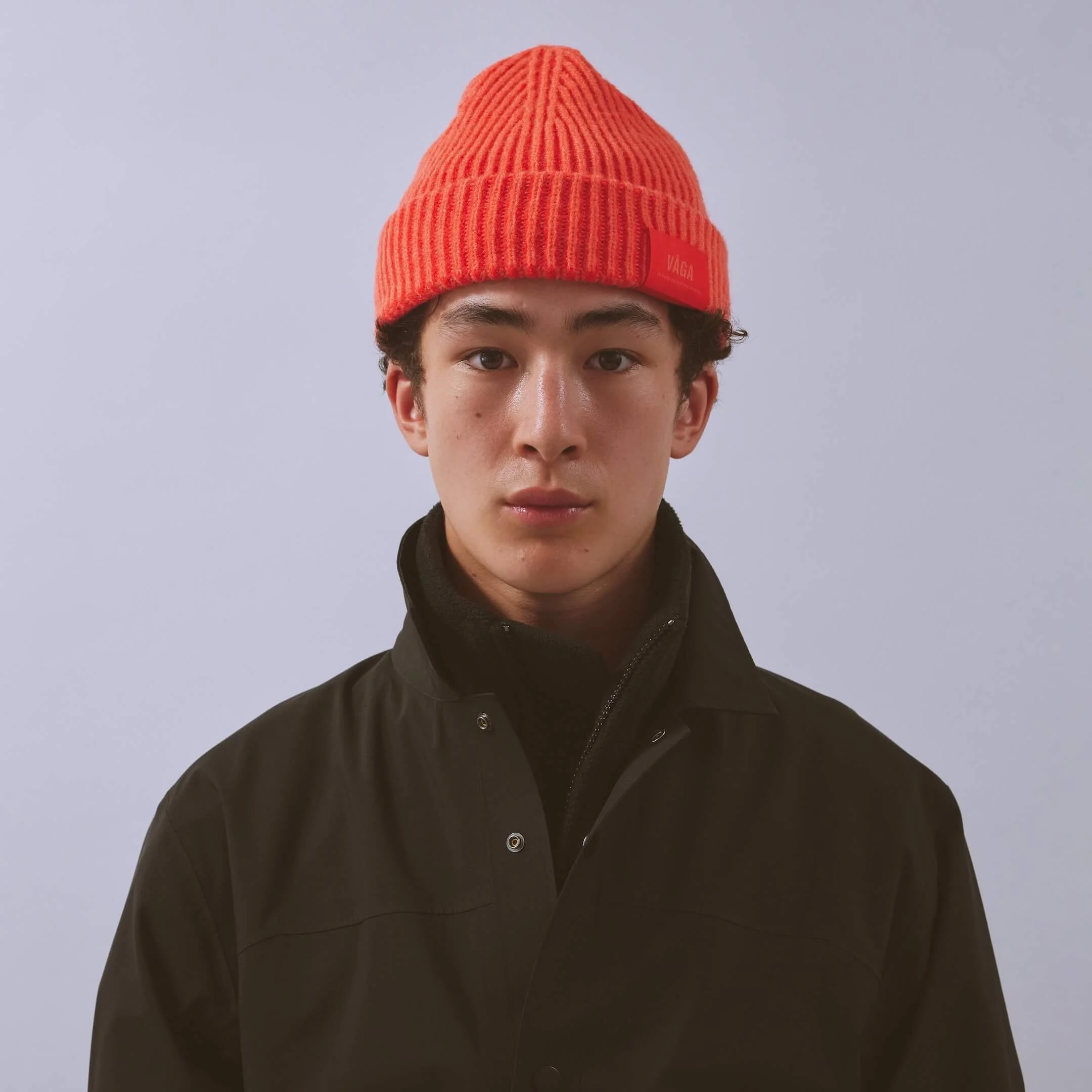 vaga-midweight-running-beanie-neonpeach-flamered-model-front.jpg