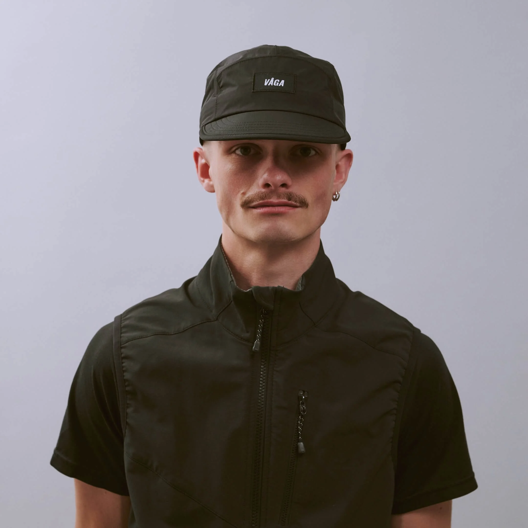 vaga-pacer-cap-running-cap-black-r-model-front.jpg