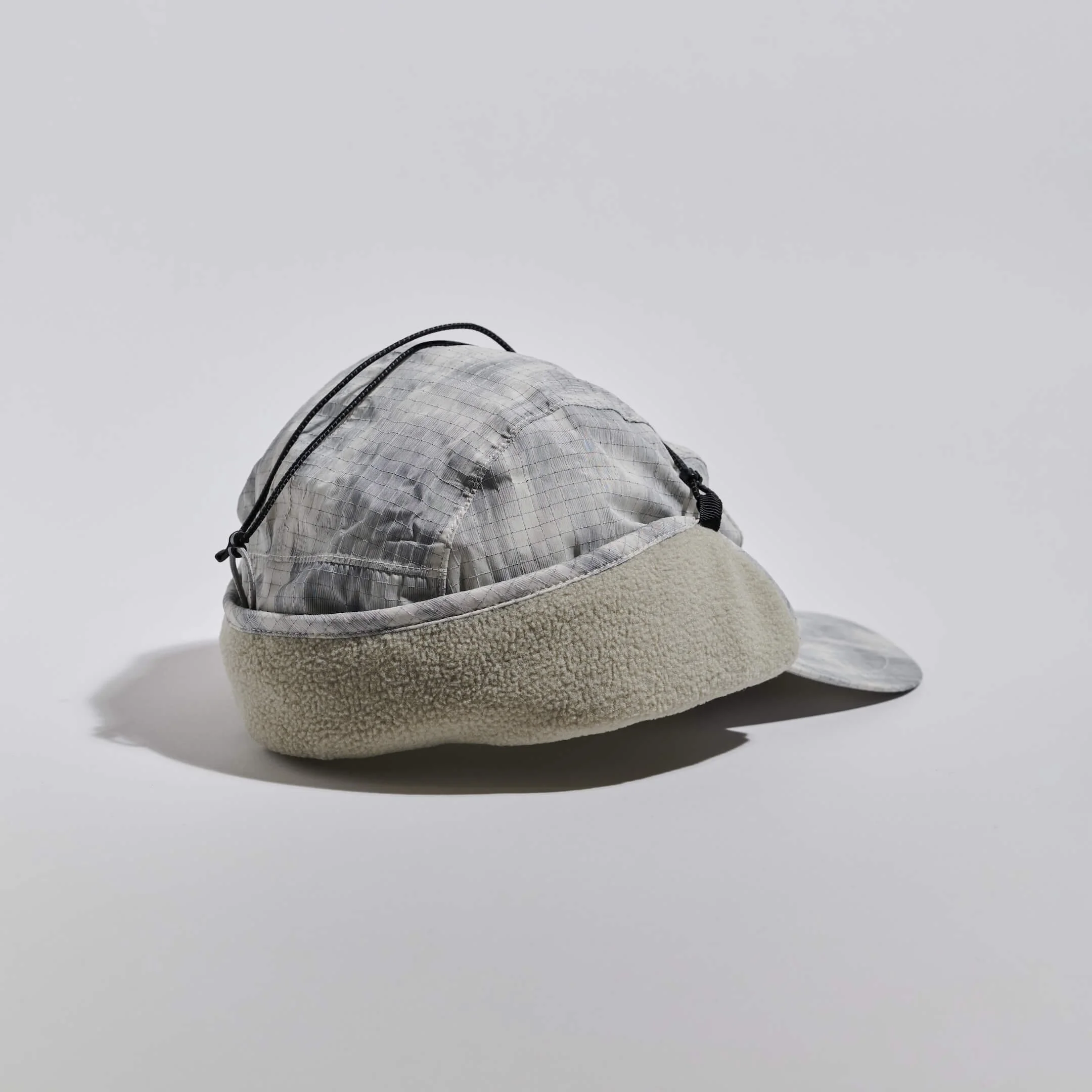 vaga-padded-hiker-cap-lightgrey-silverreflective-rear-angle-fastened.jpg