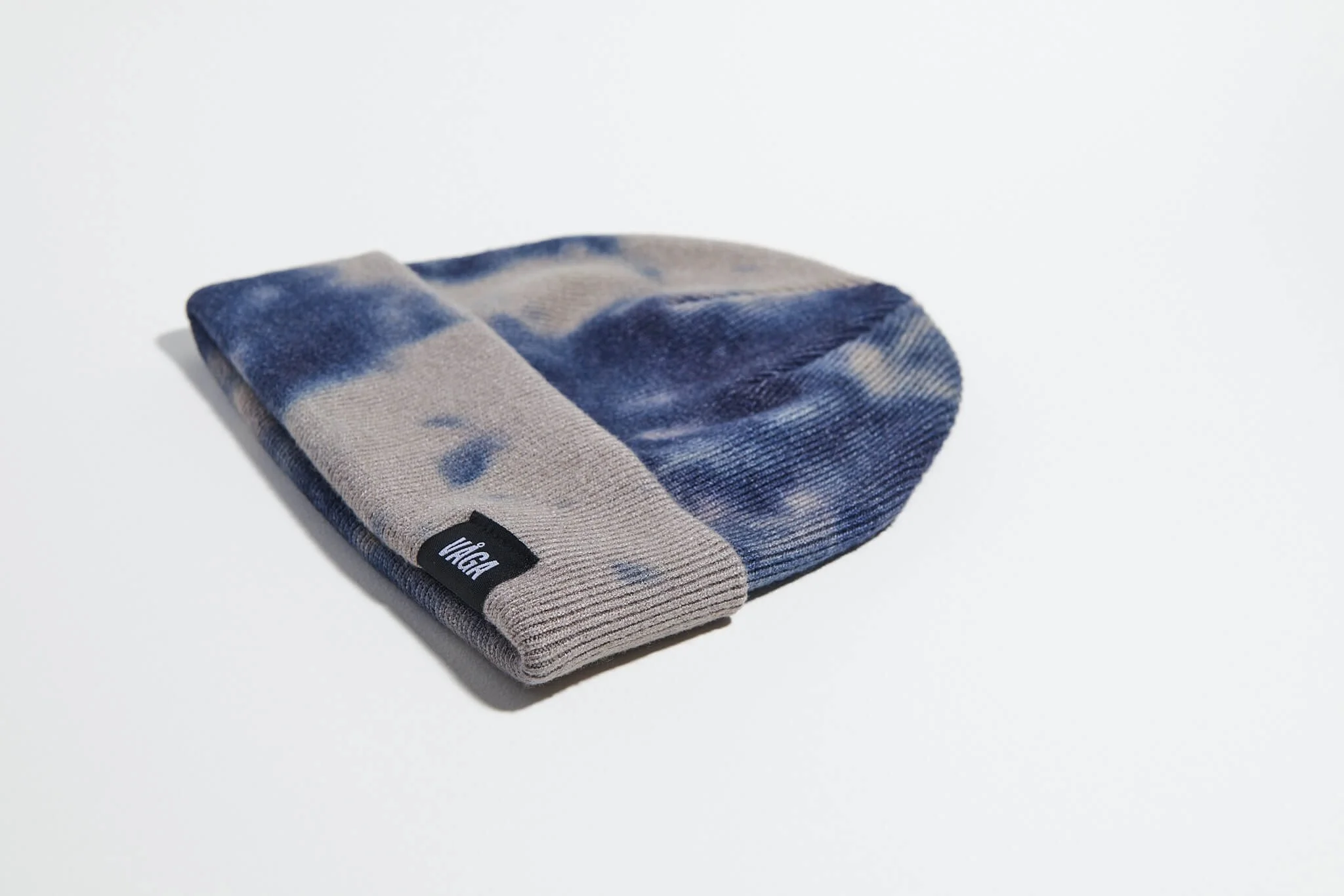 våga-fine-rib-beanie-navy-blue-dark-taupe-angle.jpg