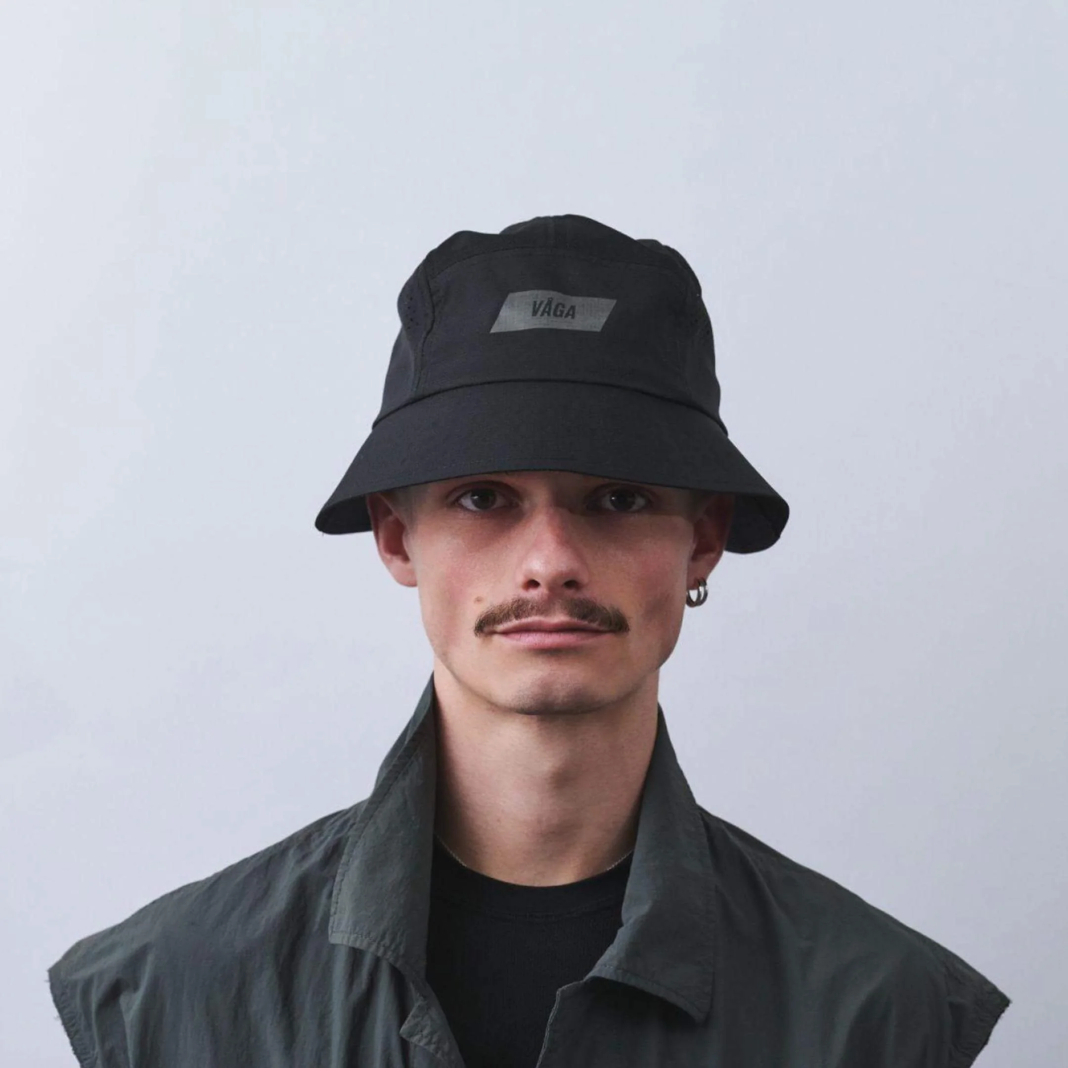 vaga-feather-racing-bucket-hat-black-model-front.jpg