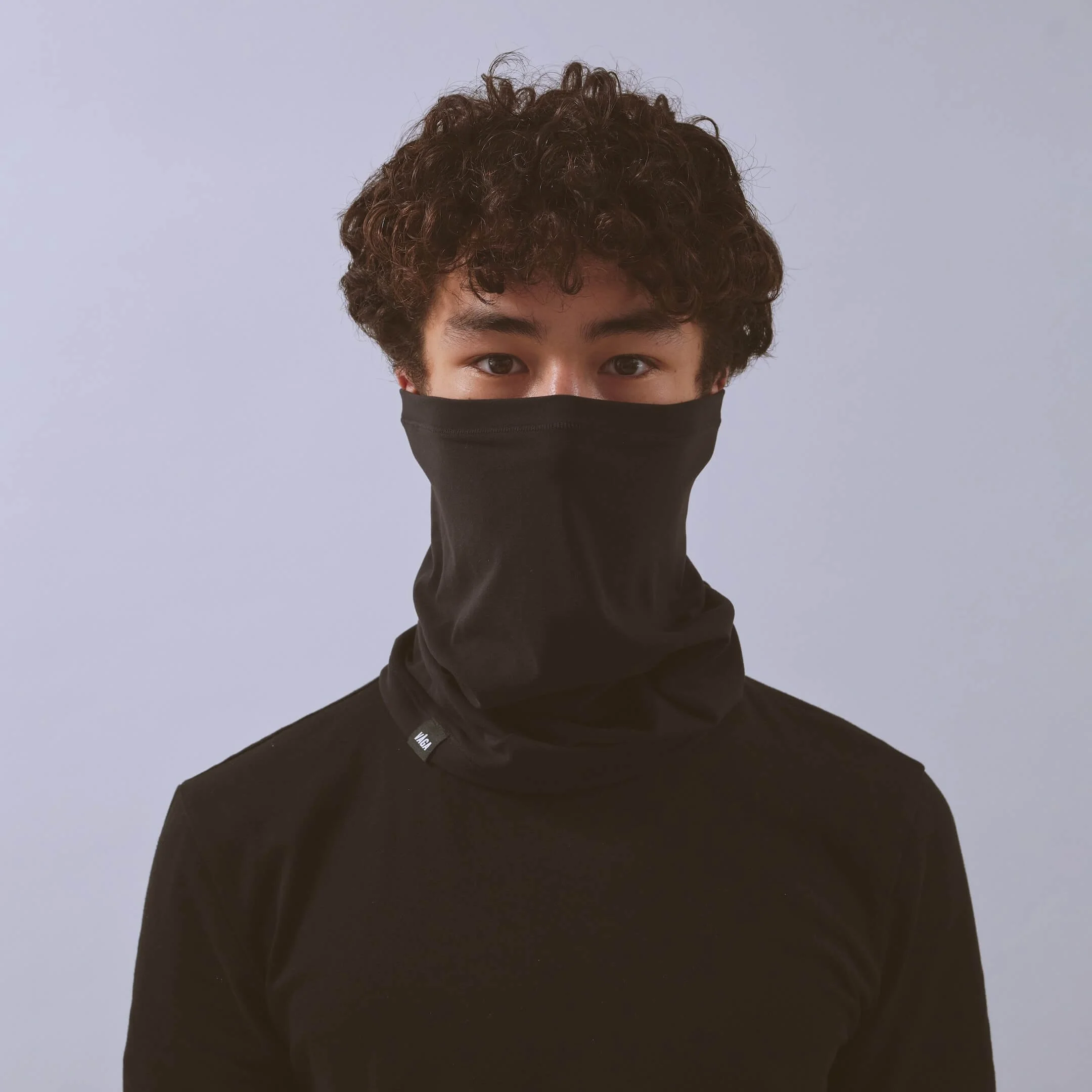 vaga-jersey-midweight-neck-gaiter-black-model-front.jpg