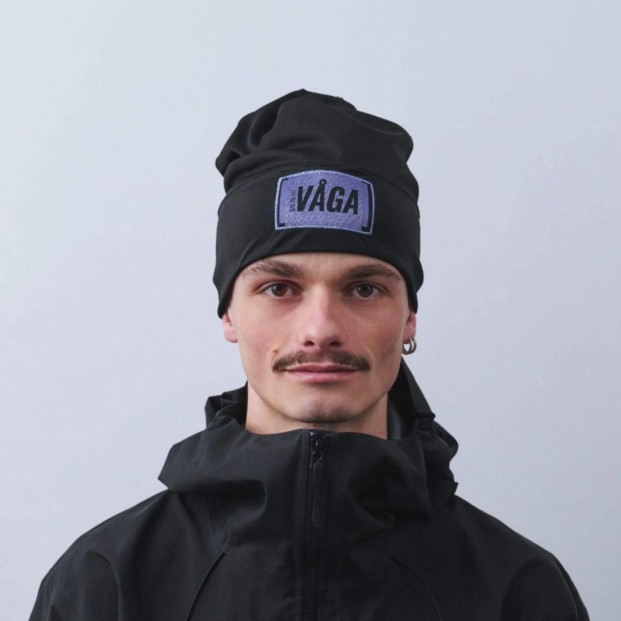 vaga-midweight-supersoft-skull-cap-running-beanie-black-model-front.jpg