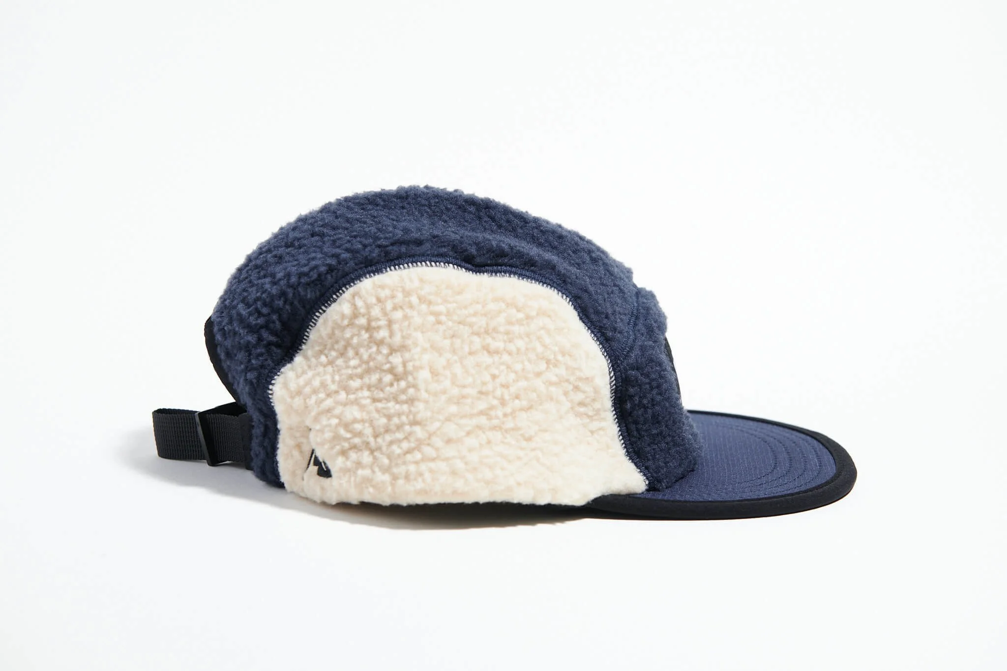 våga-teddy-fleece-cap-navy-off-white-side.jpg
