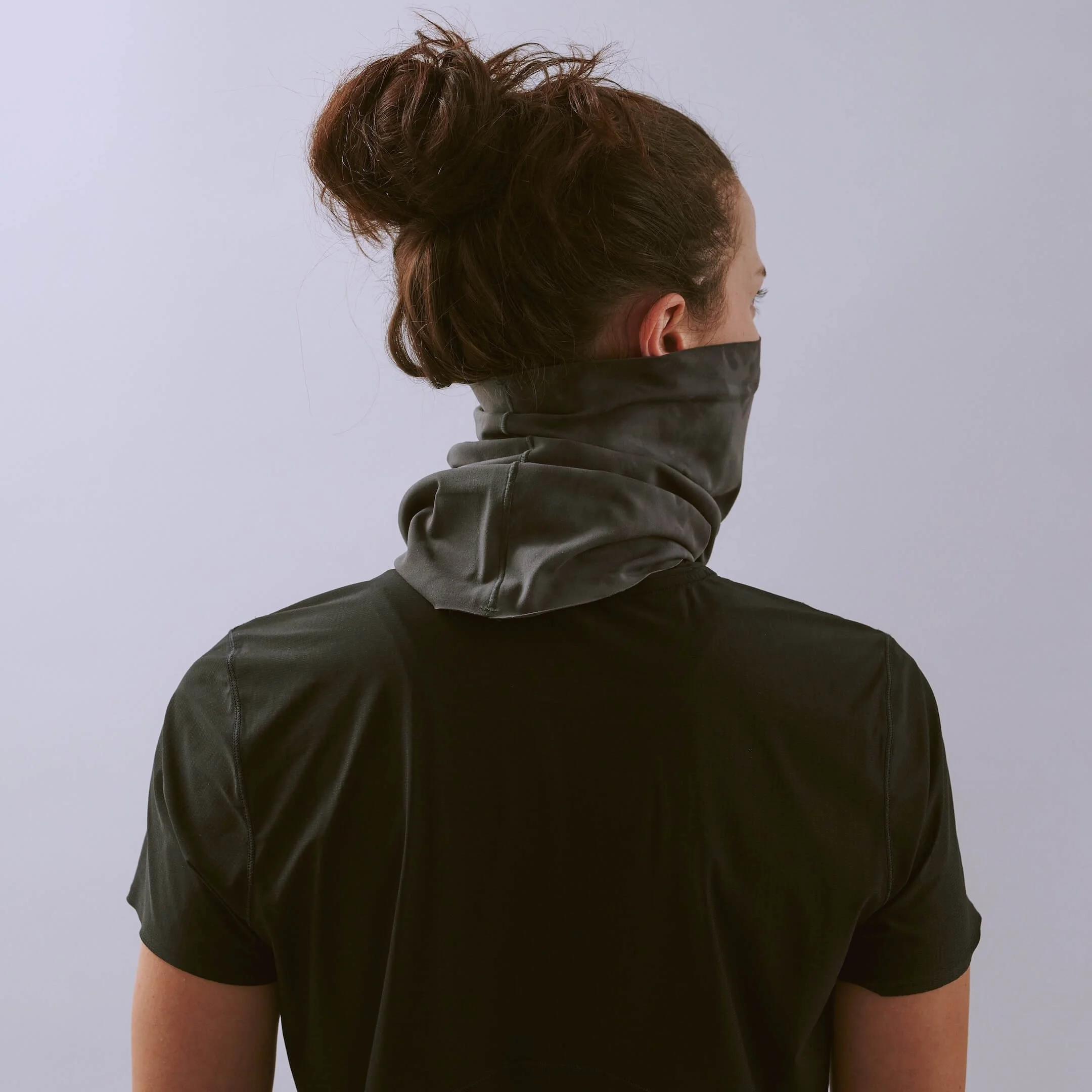 vaga-tie-dye-running-neck-gaiter-black-charcoal-l-model-angle.jpg