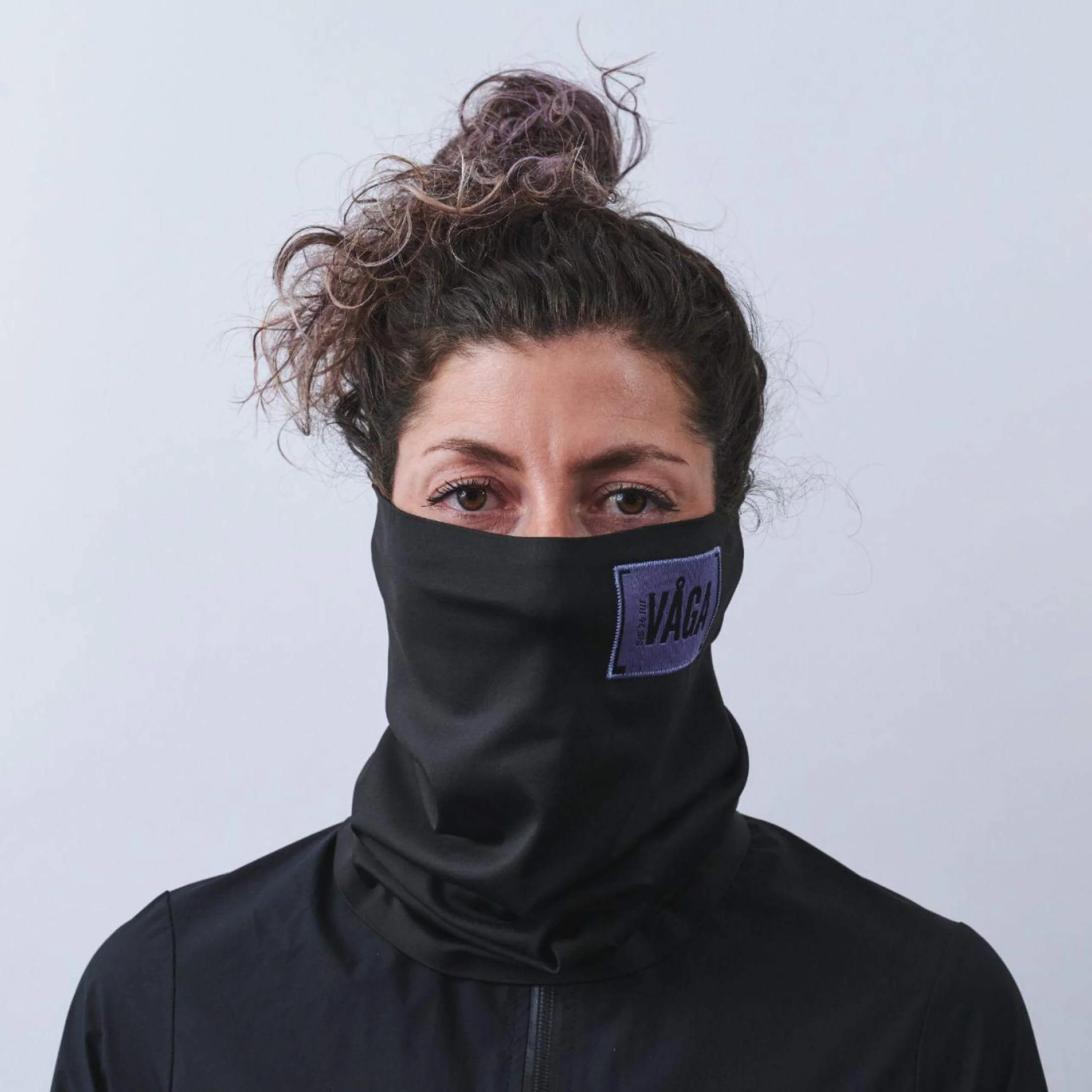 vaga-midweight-supersoft-running-neck-gaiter-black-model-front.jpg