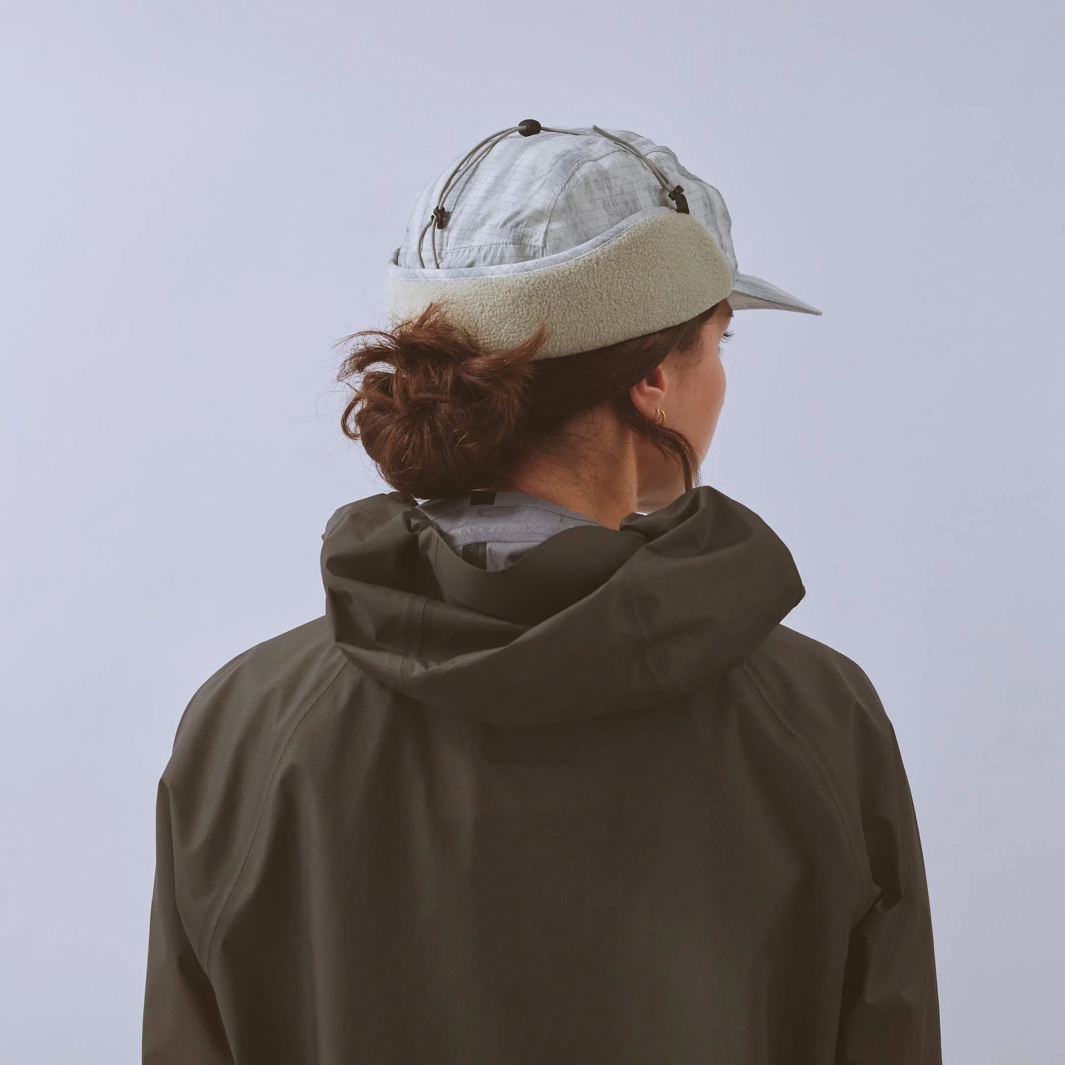 vaga-padded-hiker-cap-lightgrey-silverreflective-model-back-angle-up.jpg