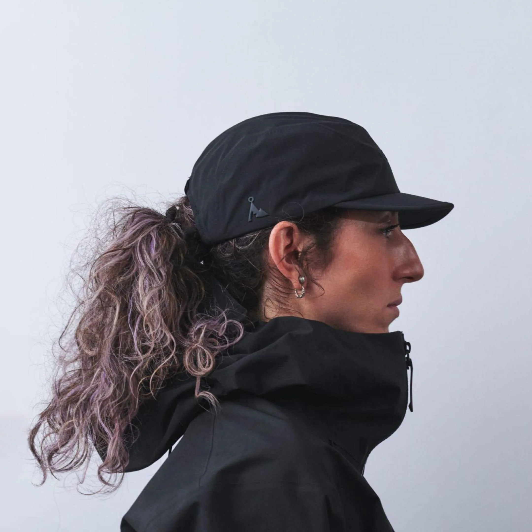 vaga-fell-cap-waterproof-running-cap-black-model-profile.jpg