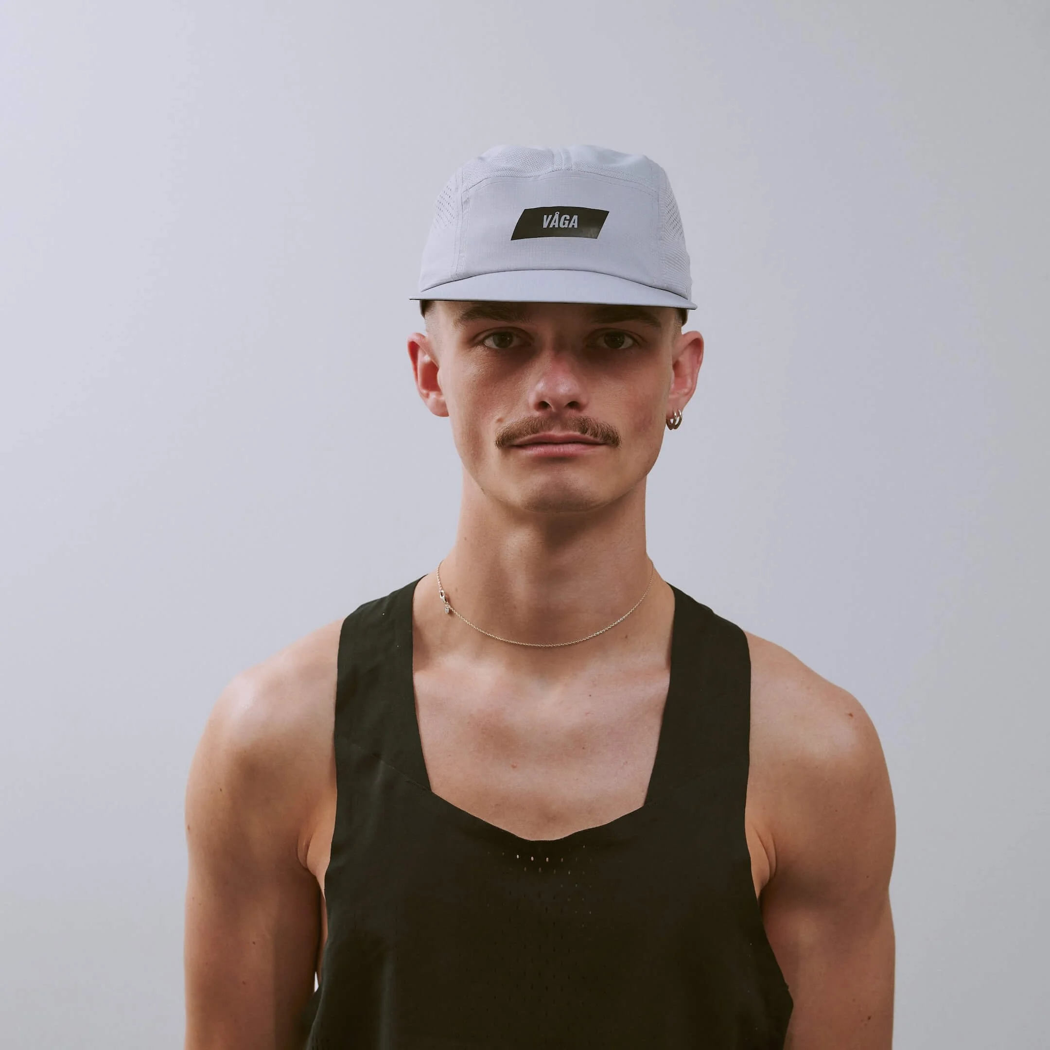 vaga-feather-racing-cap-aluminiumgrey-r-model-front.jpg