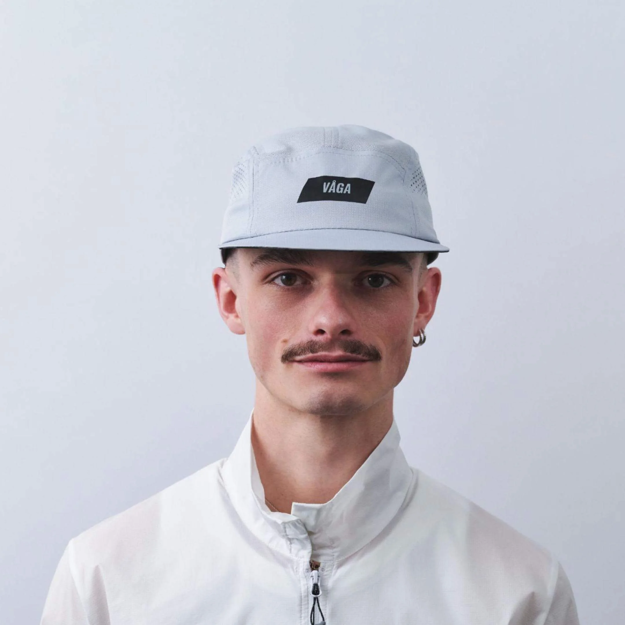 vaga-feather-racing-cap-aluminiumgrey-model-front.jpg