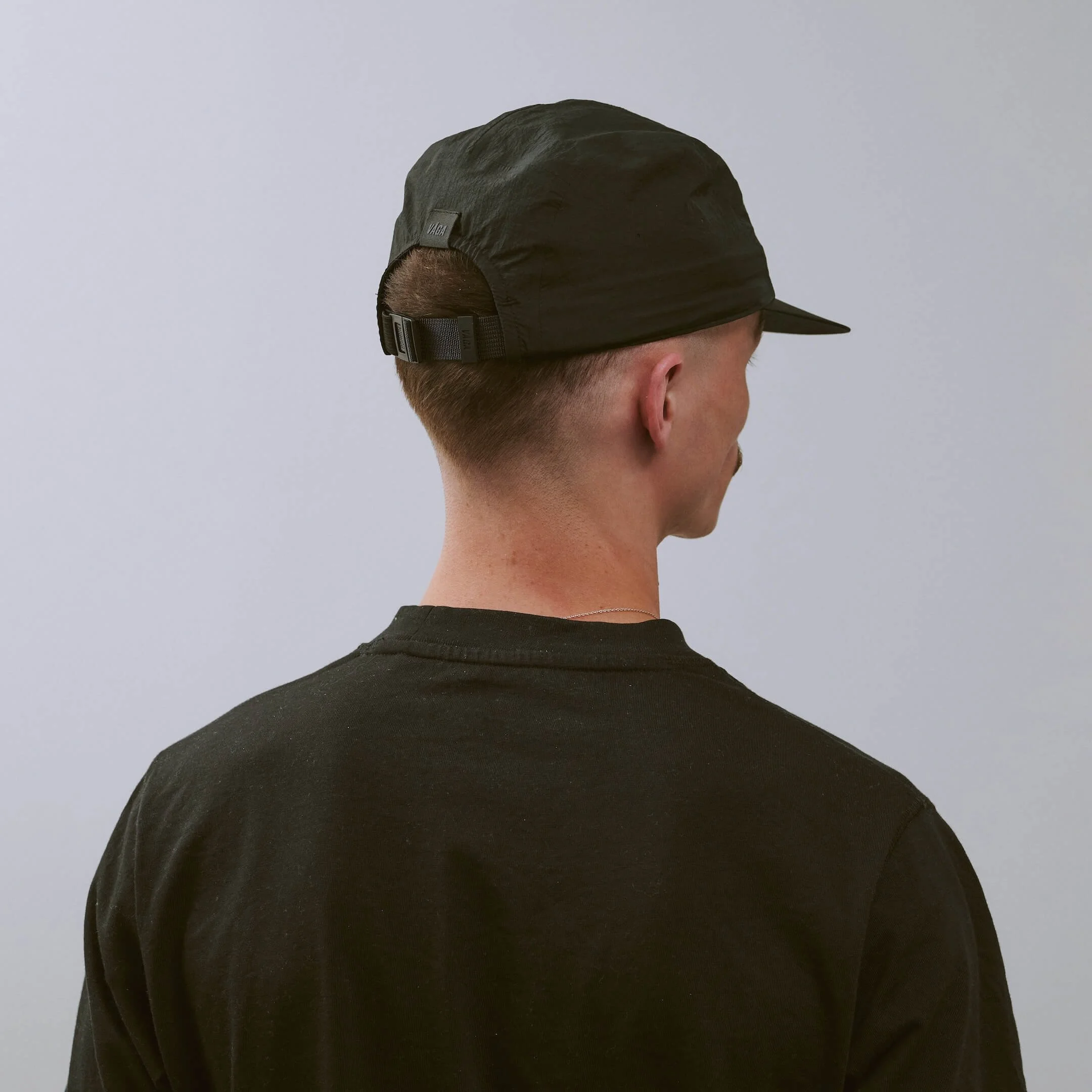 vaga-feather-edge-cap-racing-cap-black-r-model-angle.jpg