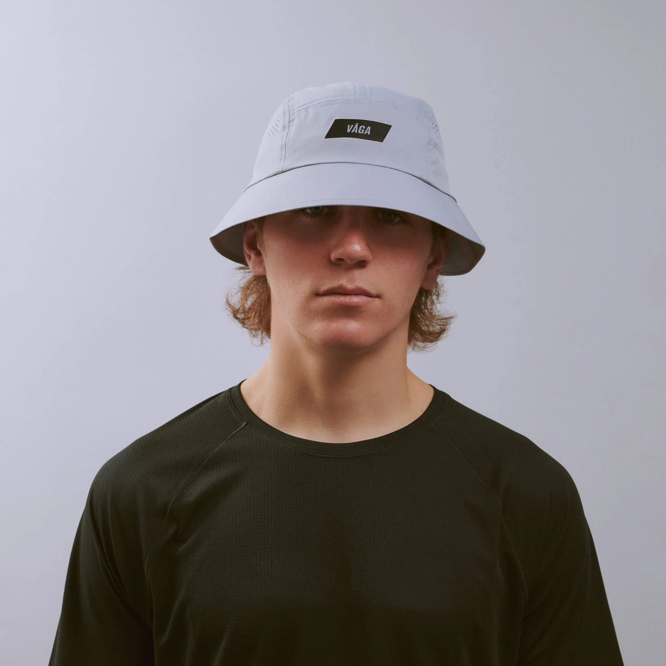 vaga-feather-racing-bucket-hat-aluminiumgrey-e-model-front.jpg