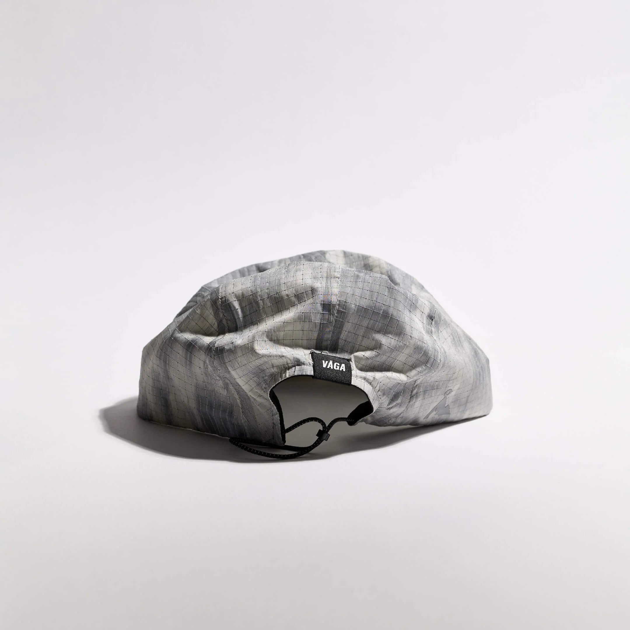 vaga-night-club-reflective-running-cap-lightgrey-silver-back.jpg