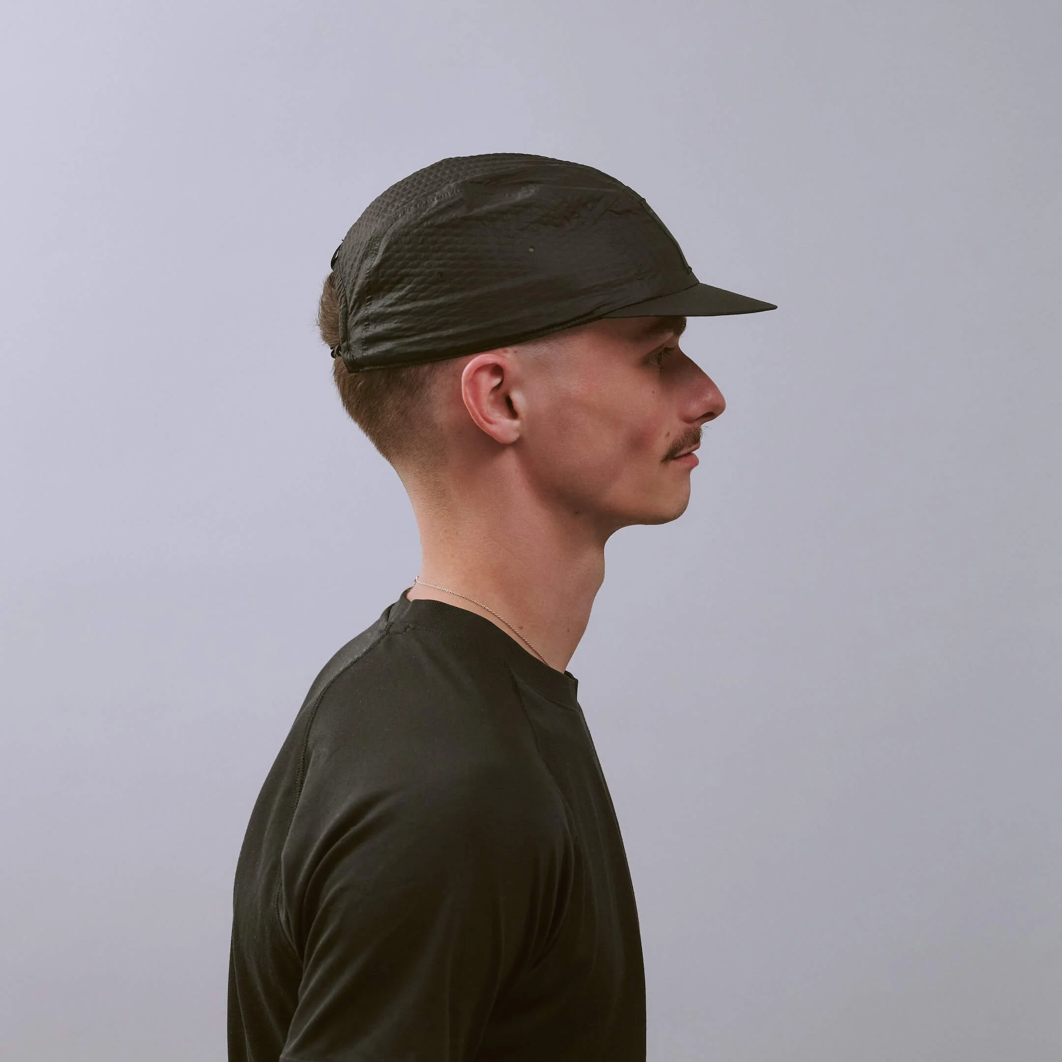 vaga-viper-lite-cap-textured-running-cap-black-r-model-profile.jpg