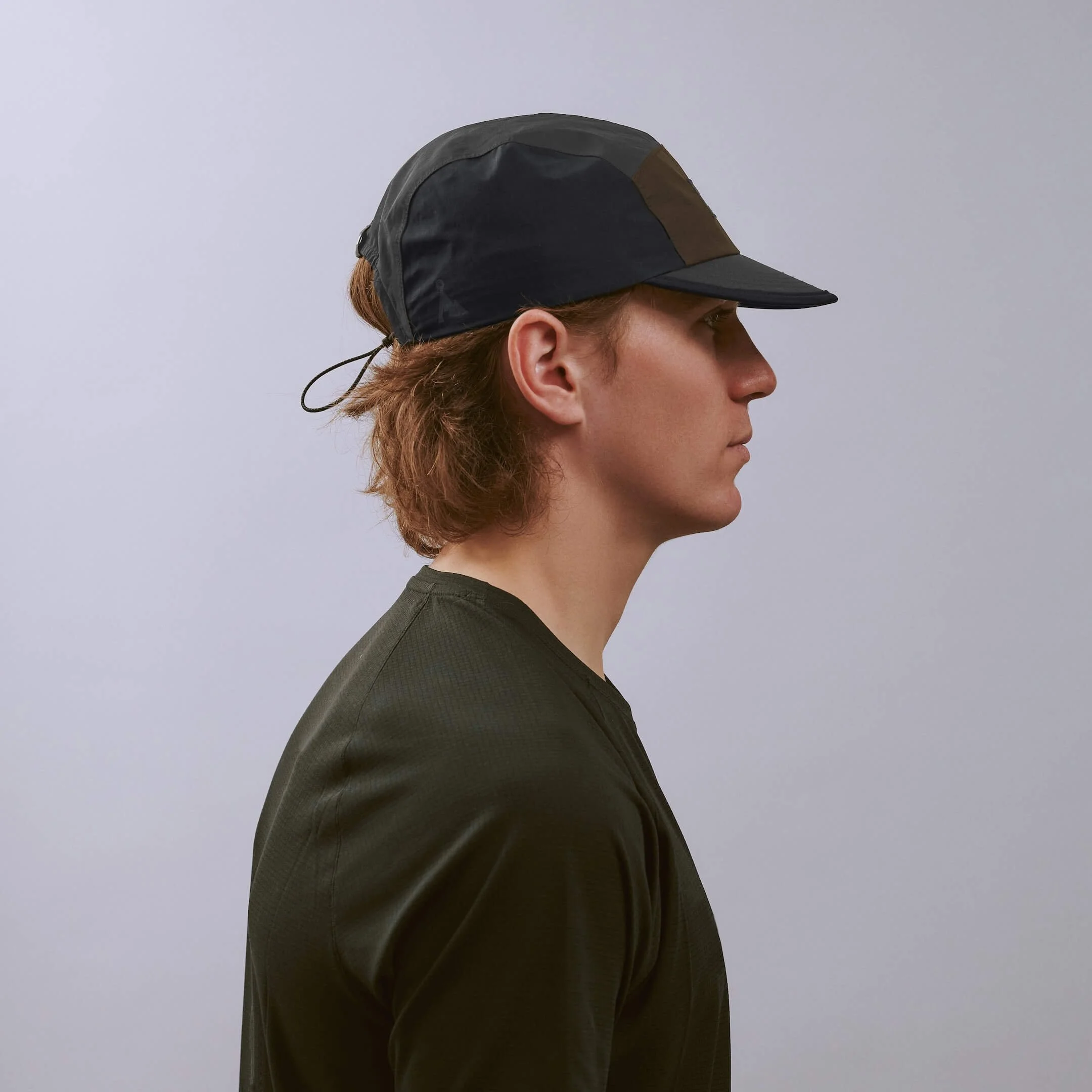 vaga-pacer-running-cap-charcoal-black-brown-model-profile.jpg