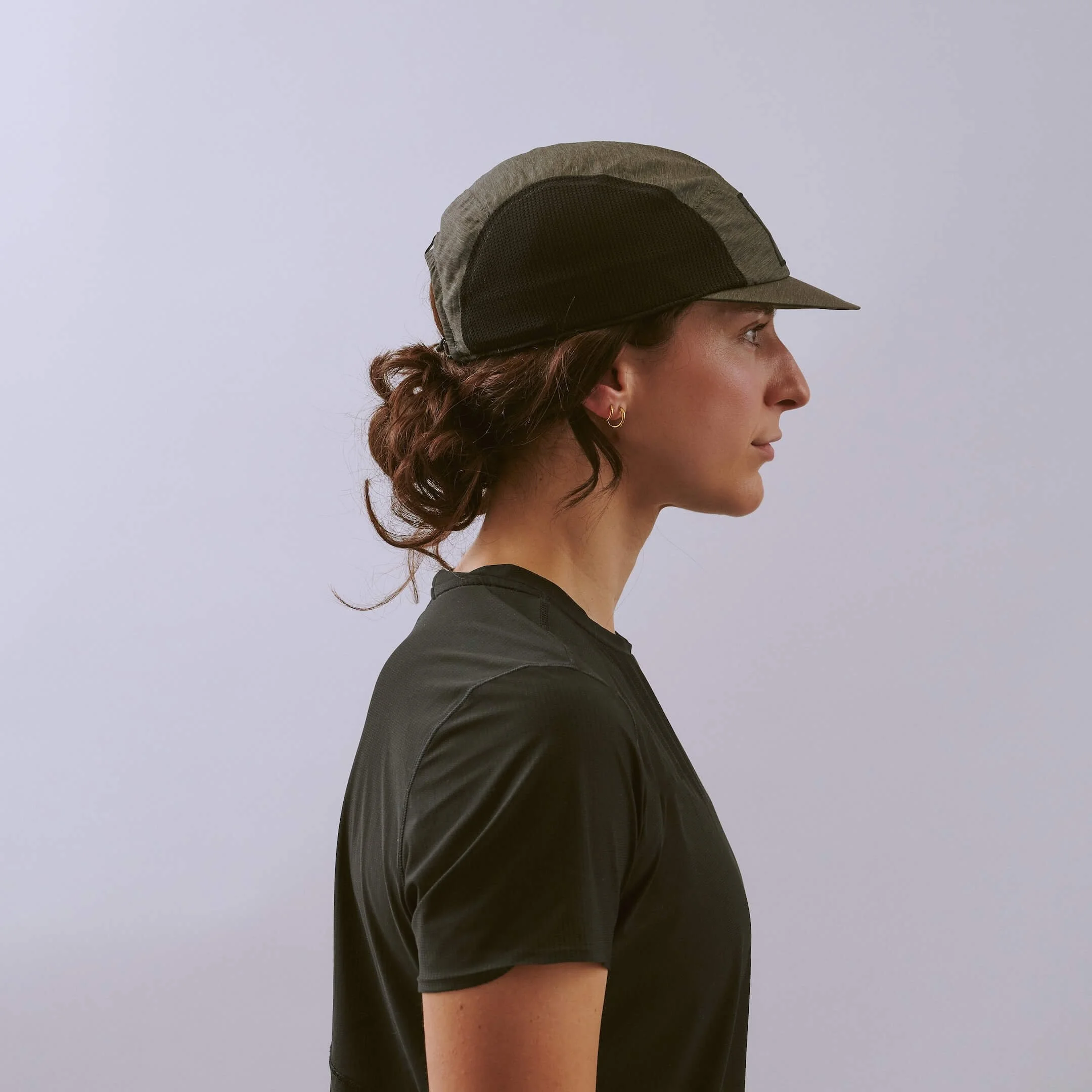 vaga-mesh-flex-running-cap-black-l-model-profile.jpg