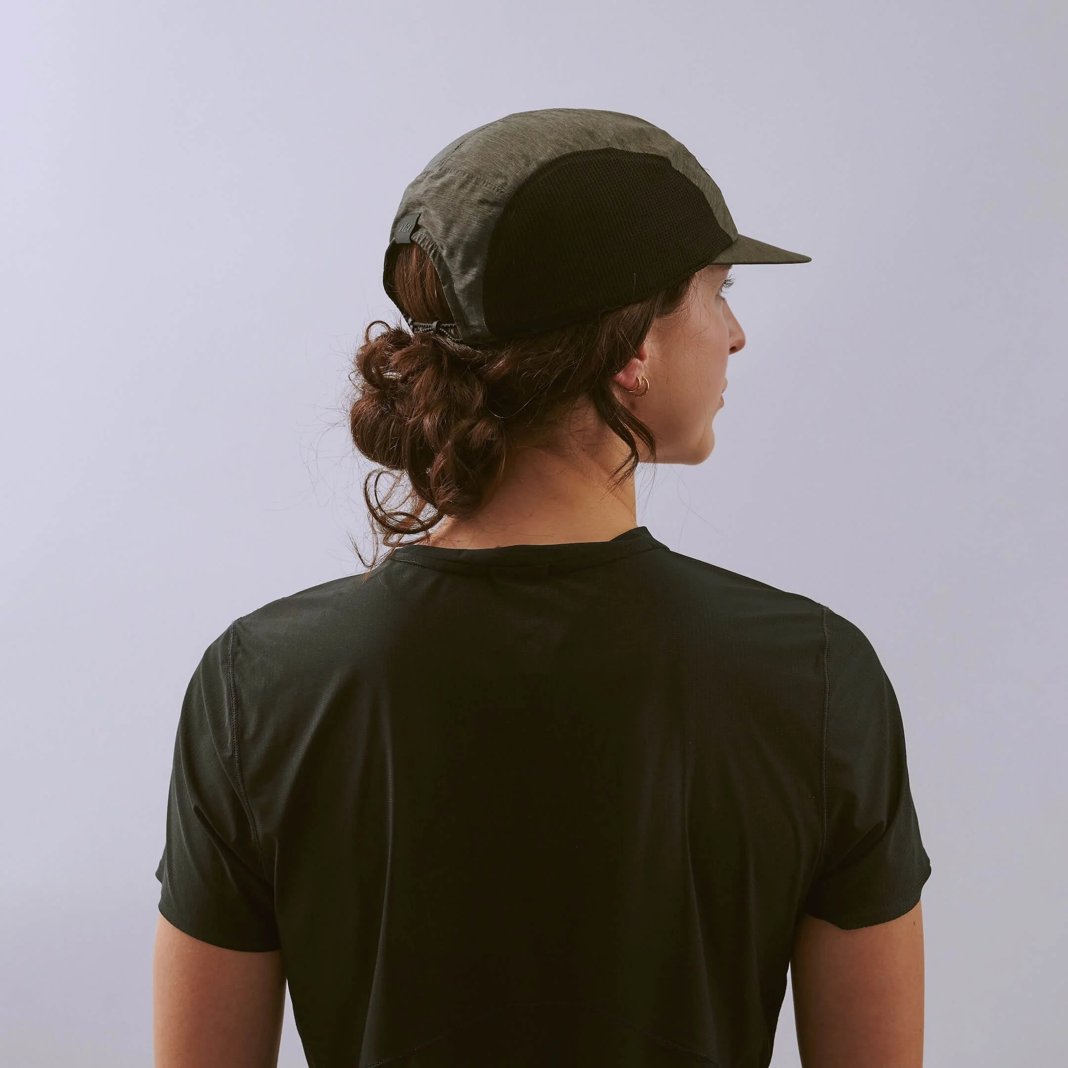 vaga-mesh-flex-running-cap-black-l-model-angle.jpg