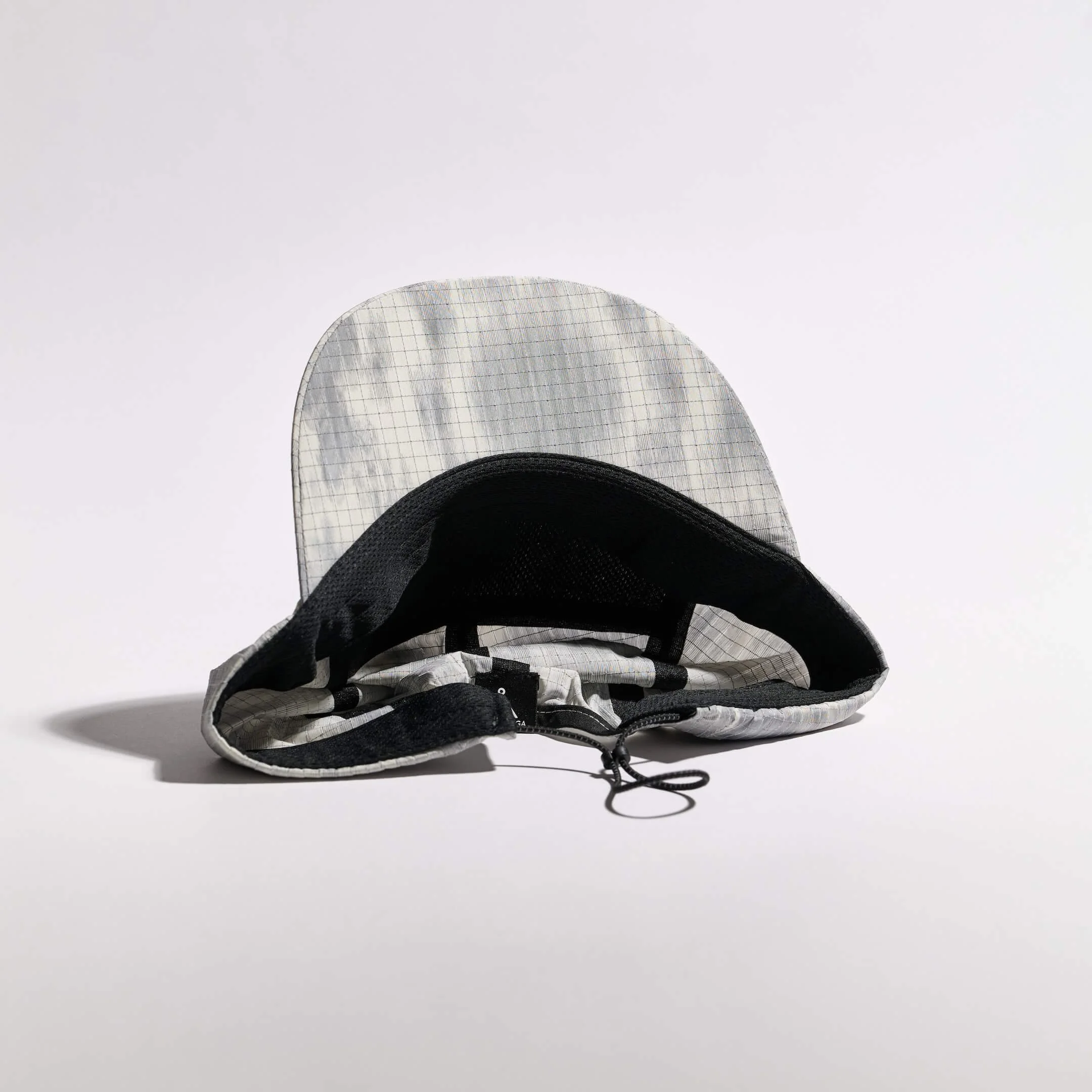 vaga-night-club-reflective-running-cap-lightgrey-silver-underside.jpg