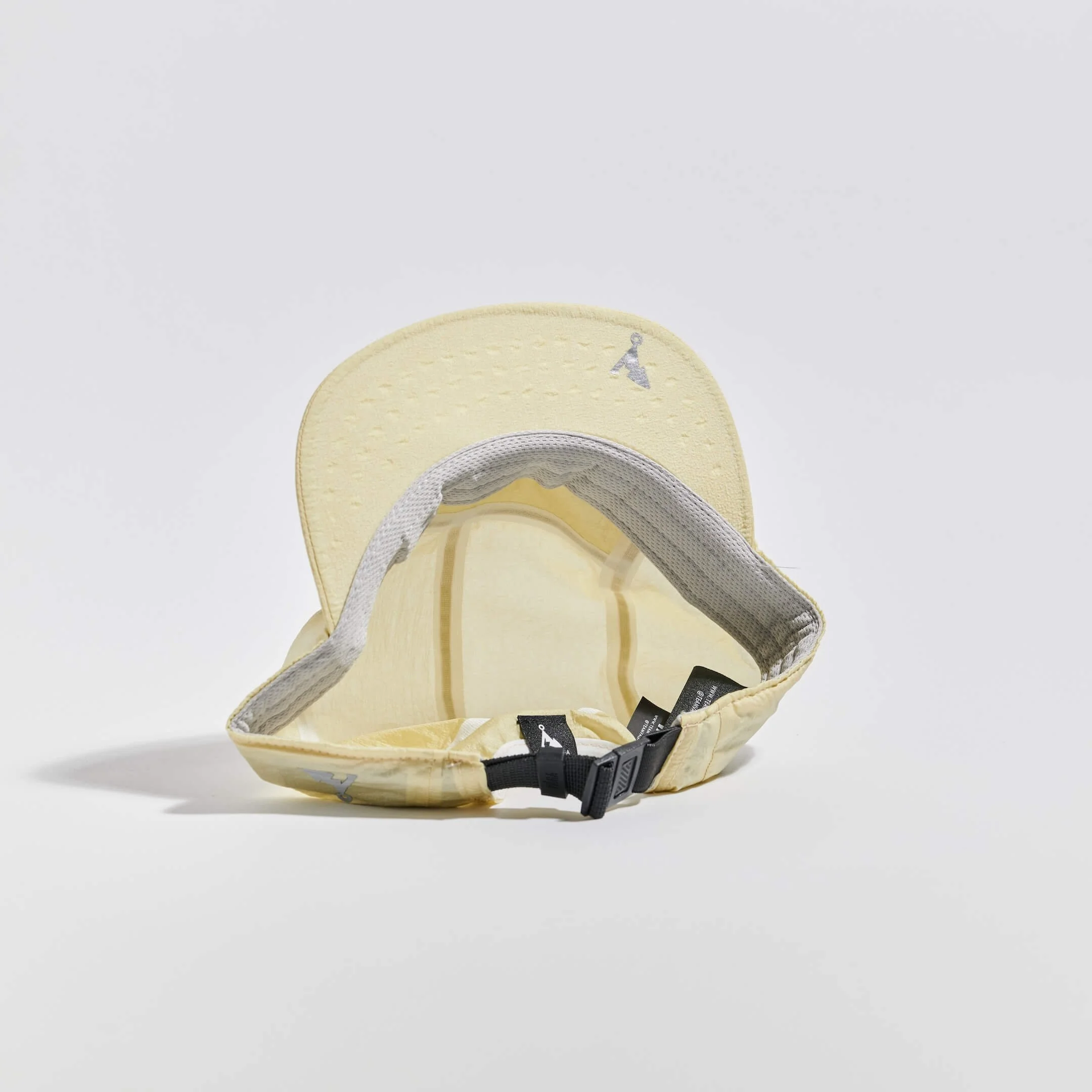 vaga-wind-resistant-cap-running-cap-sagegreen-underneath.jpg