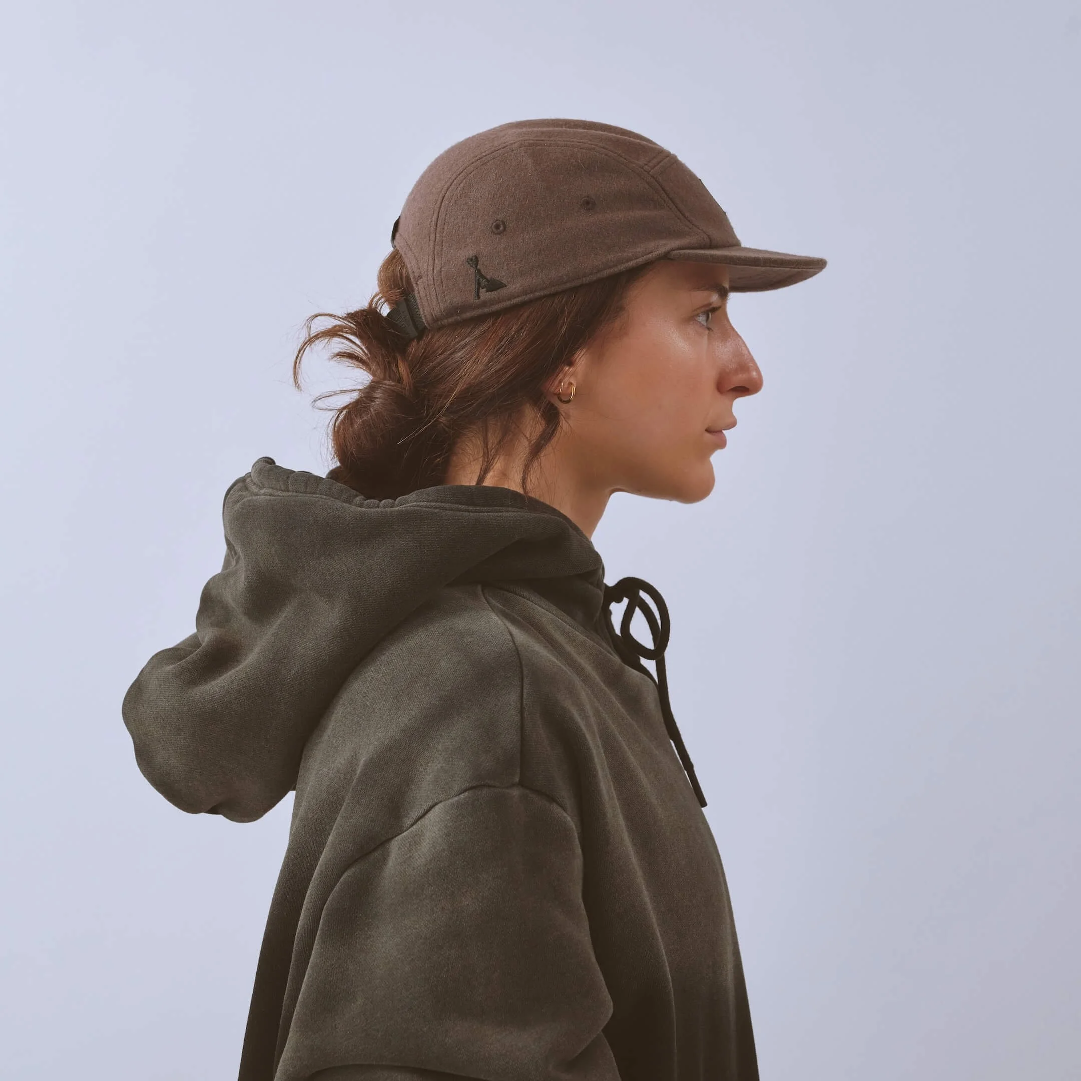 vaga-crag-cap-lifestyle-cap-darktaupe-model-profile.jpg