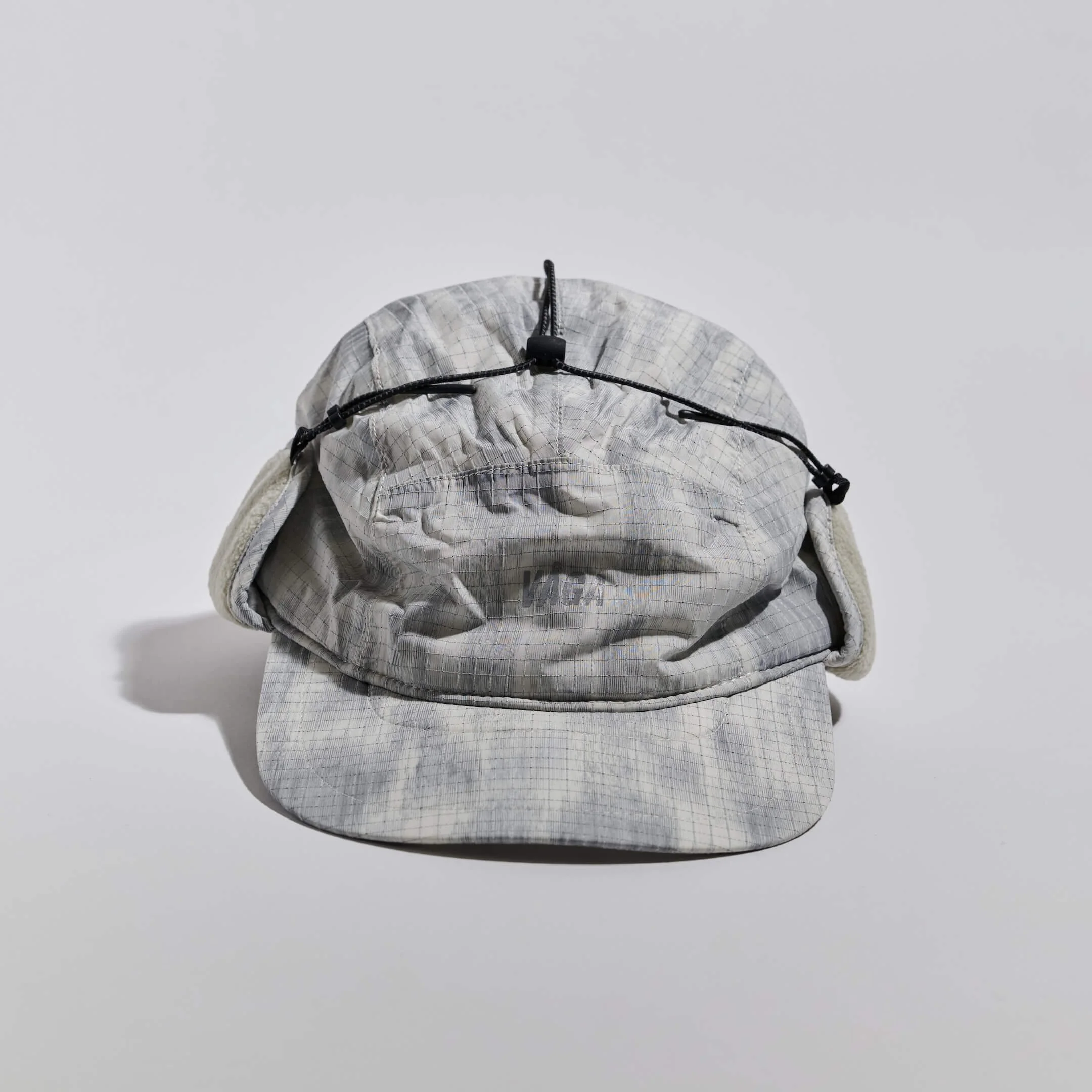 vaga-padded-hiker-cap-lightgrey-silverreflective-front-fastened.jpg