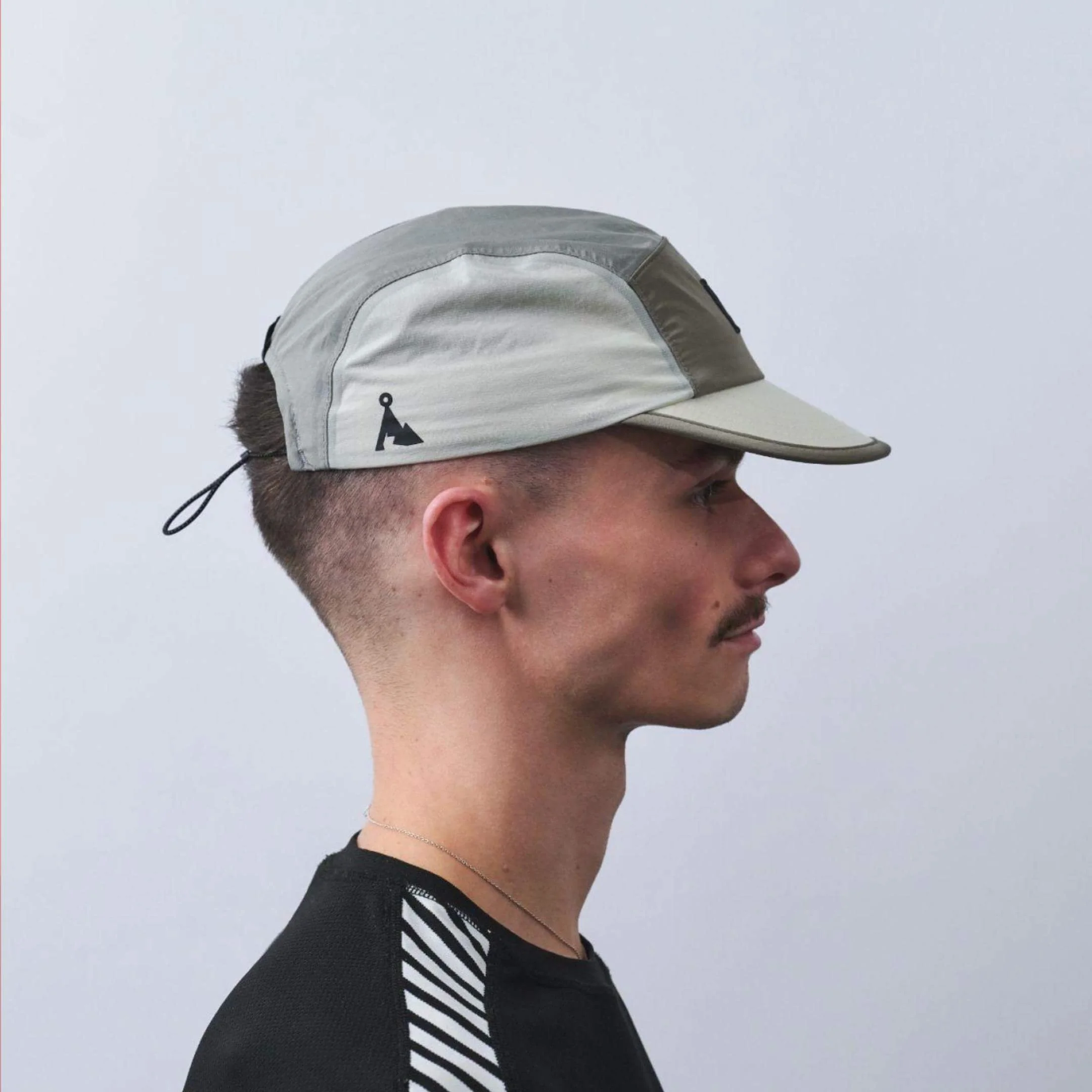 vaga-pacer-cap-running-cap-dustgrey-taupe-model-profile.jpg